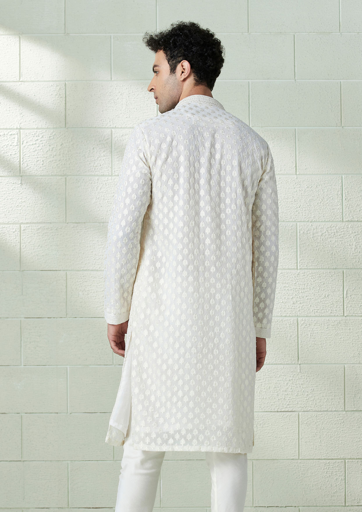 alt message - Twamev Men Powder White Chikankari Embroidered Kurta Set image number 2