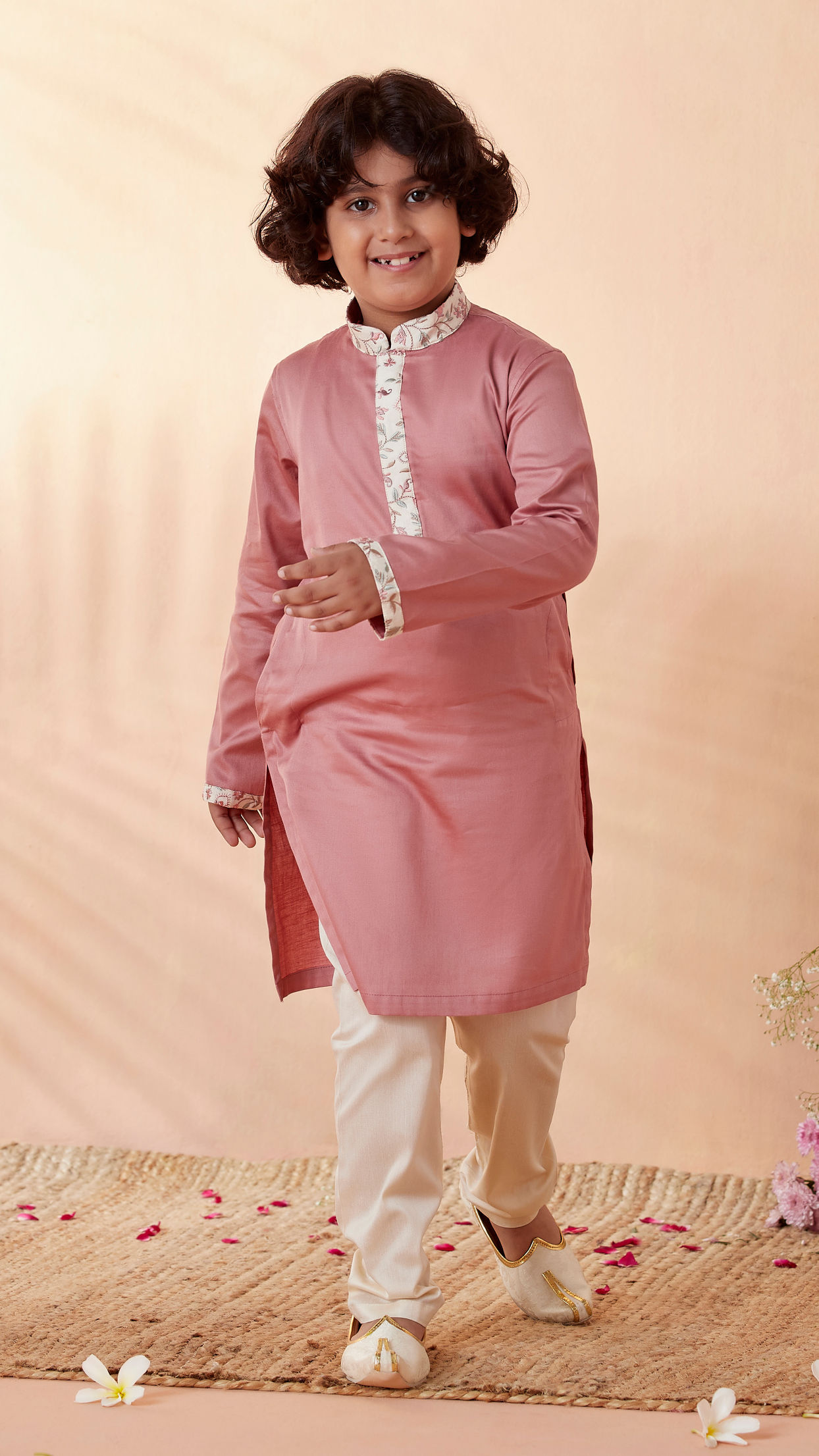 alt message - Manyavar Boys Boys Cream And Pink Kurta Jacket Set image number 2