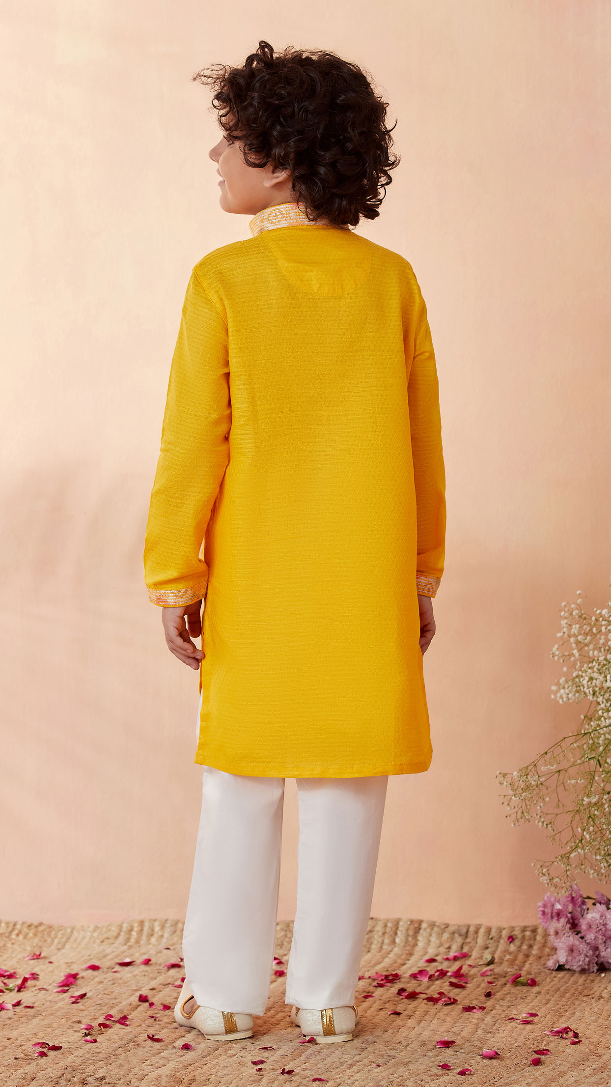 alt message - Manyavar Boys Boys Yellow Self Design Kurta Set image number 2