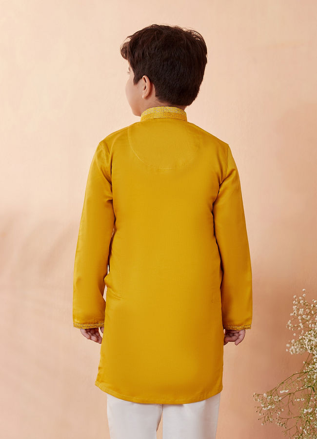 alt message - Manyavar Boys Boys Mustard Solid Kurta Set image number 2