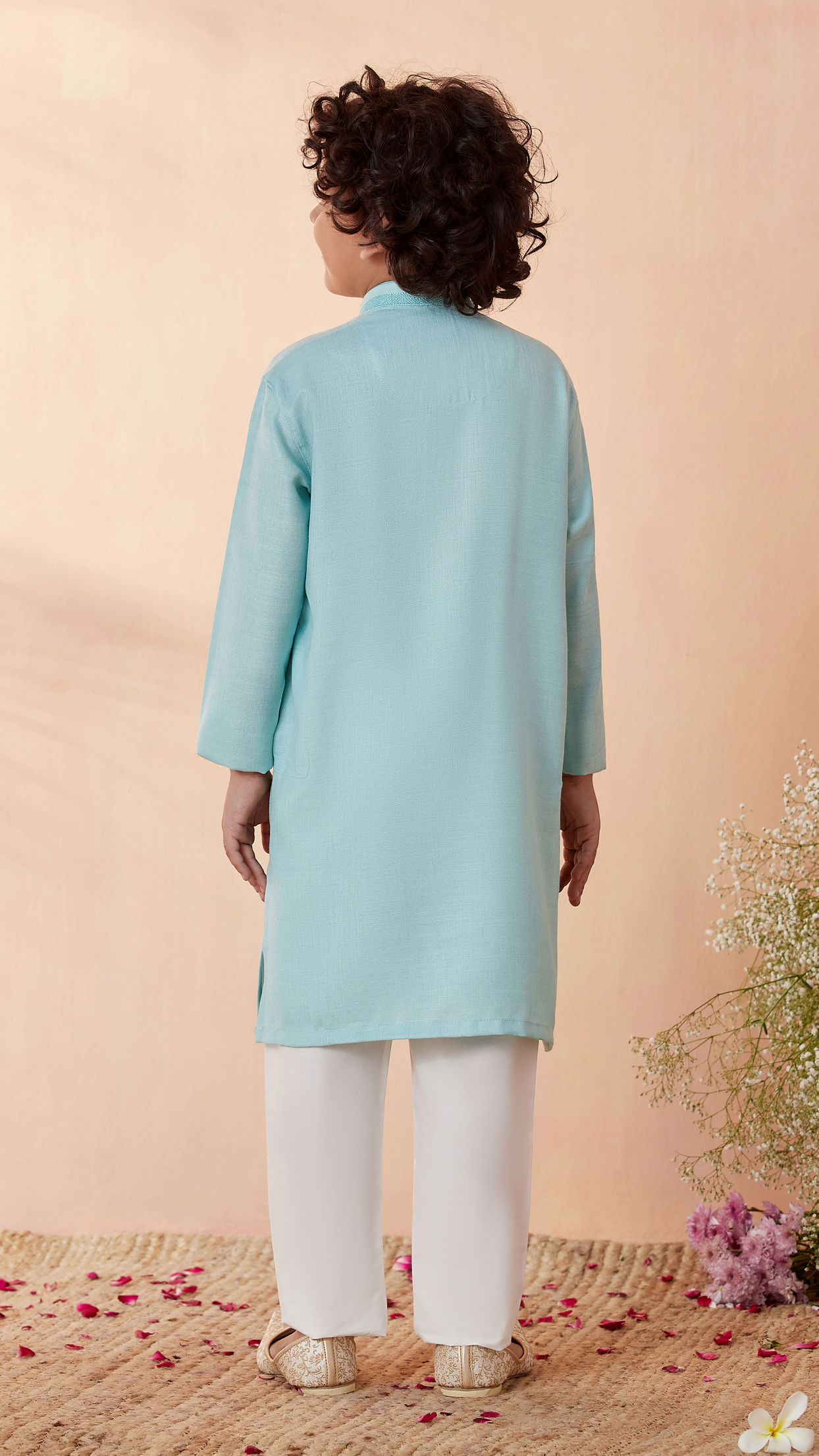 alt message - Manyavar Boys Boys Powder Blue Kurta Set image number 2