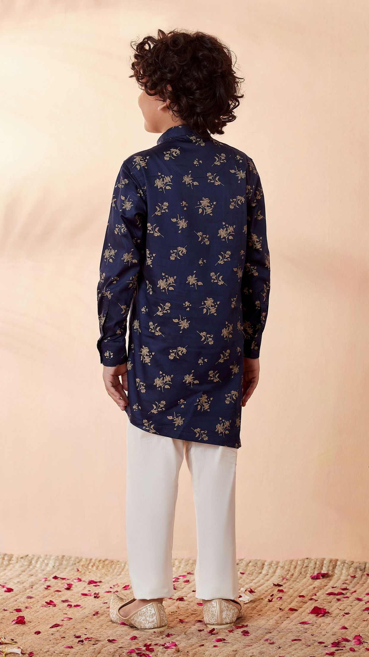 alt message - Manyavar Boys Boys Dark Blue Side Open Kurta Set image number 2