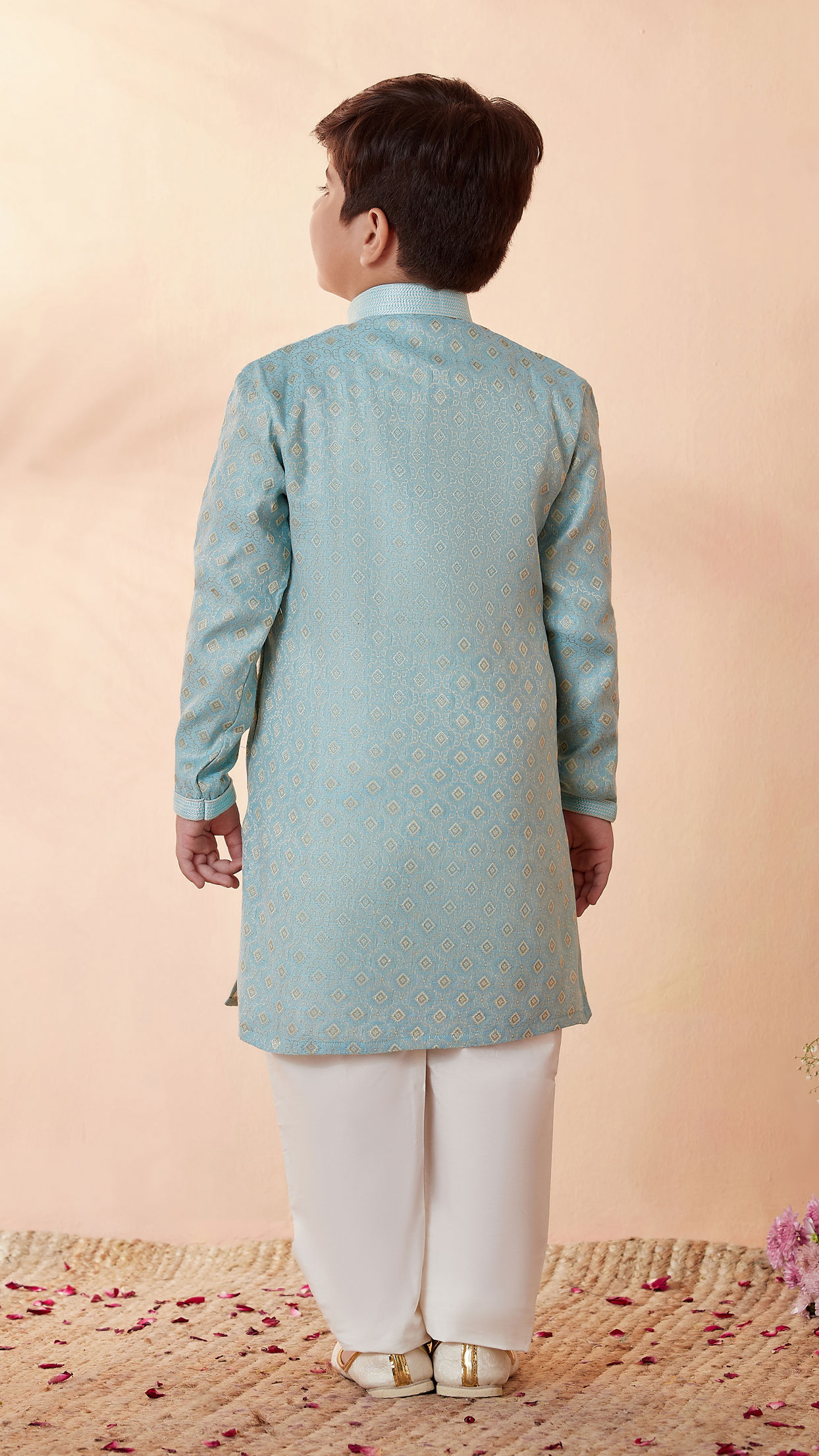 alt message - Manyavar Boys Boys Powder Blue Printed Kurta Set image number 2