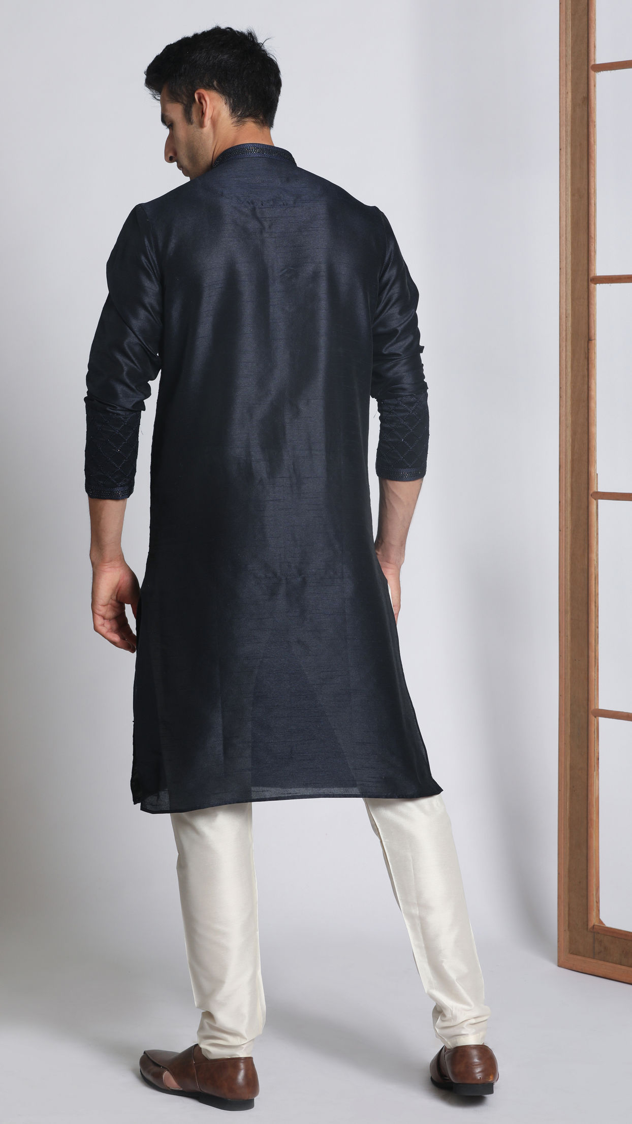 alt message - Manyavar Men Navy Blue Self Design Kurta Pajama image number 2