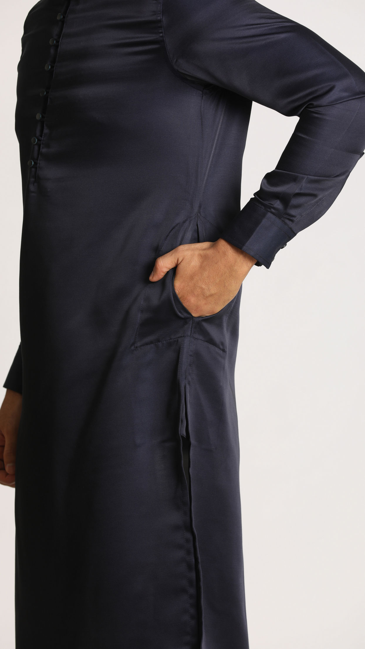 alt message - Manyavar Men Navy Blue Self Design Kurta Set image number 2