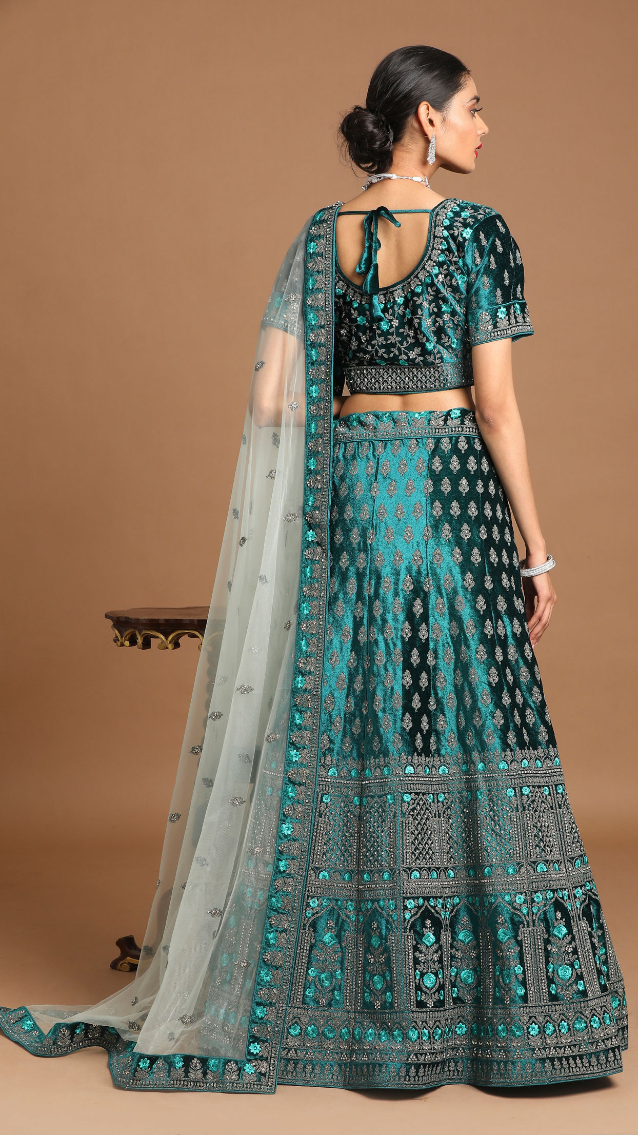 alt message - Mohey Women Sea Green Velvet Lehenga image number 3