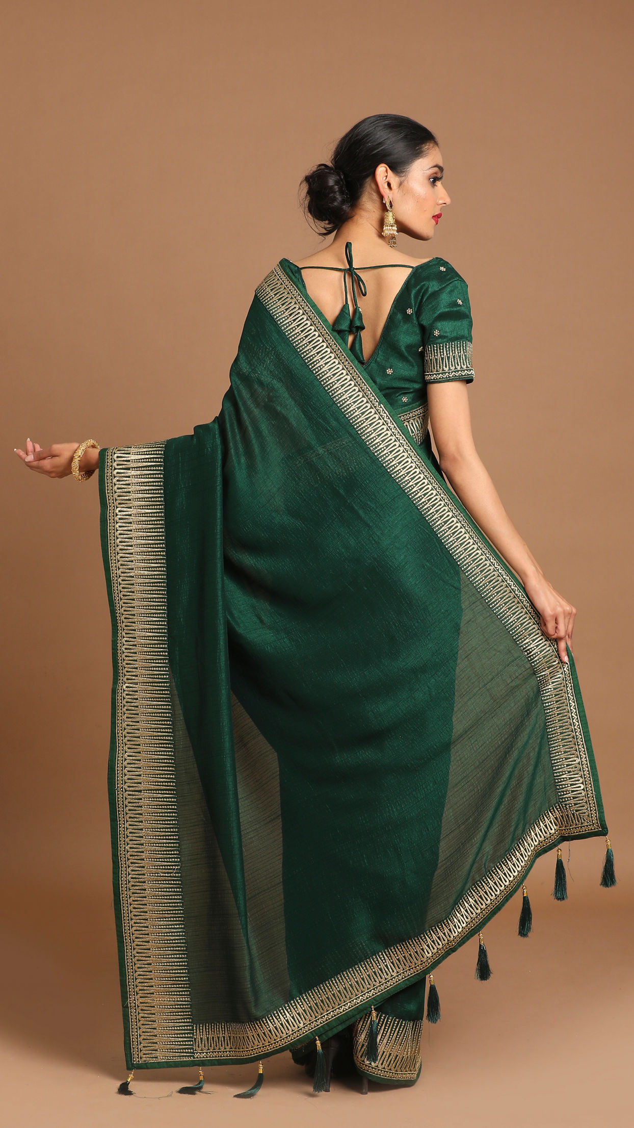 alt message - Mohey Women Bodacious Bottle Green Saree image number 2