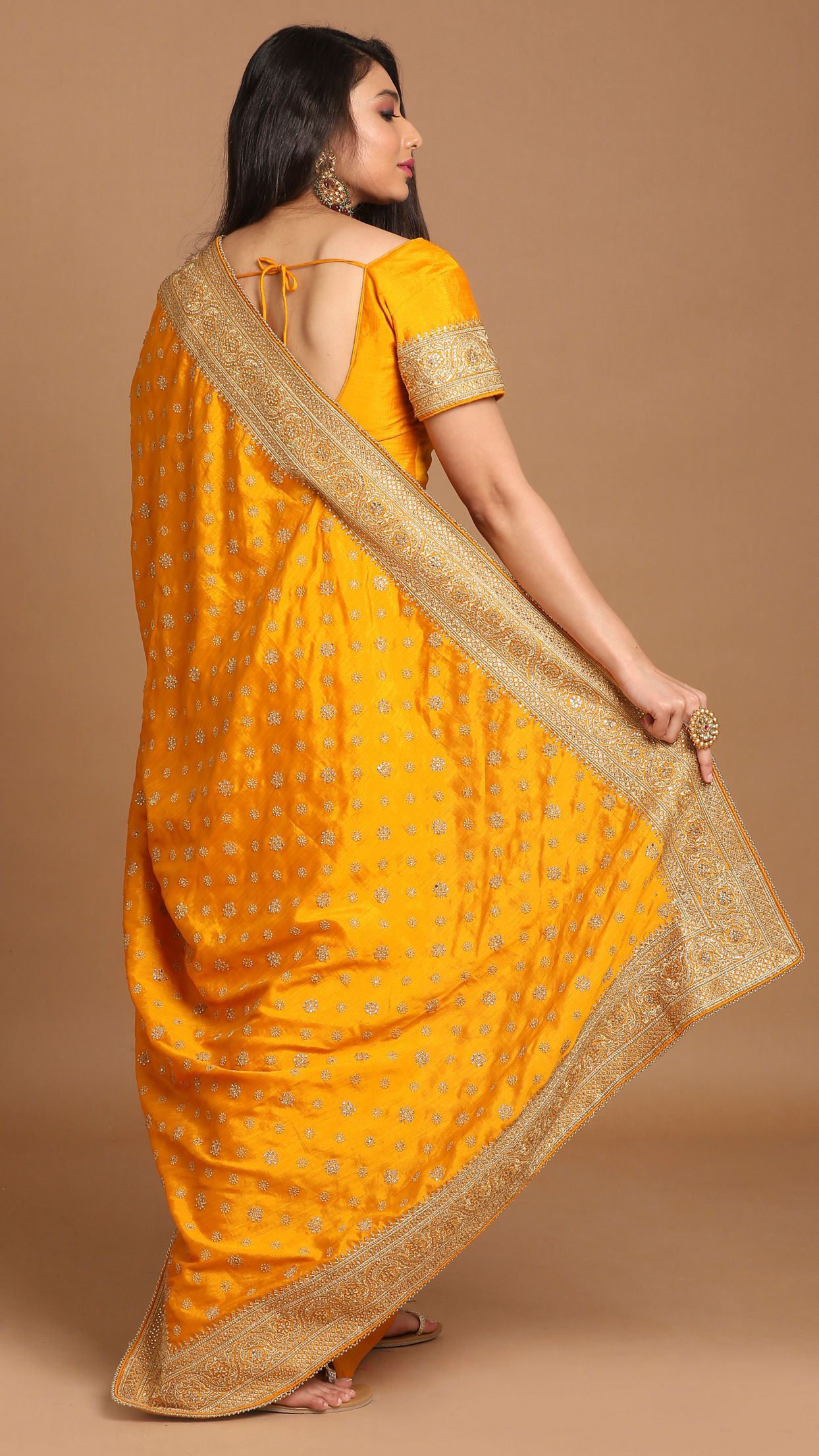 Mohey Women Sensuous Yellow Saree image number 2