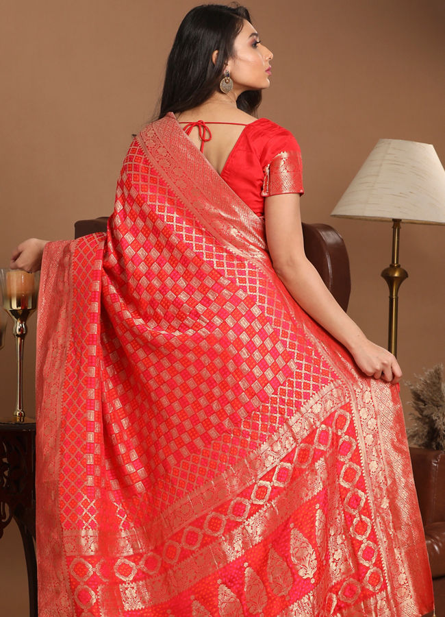 Mohey Women Resplendent Red Saree image number 2