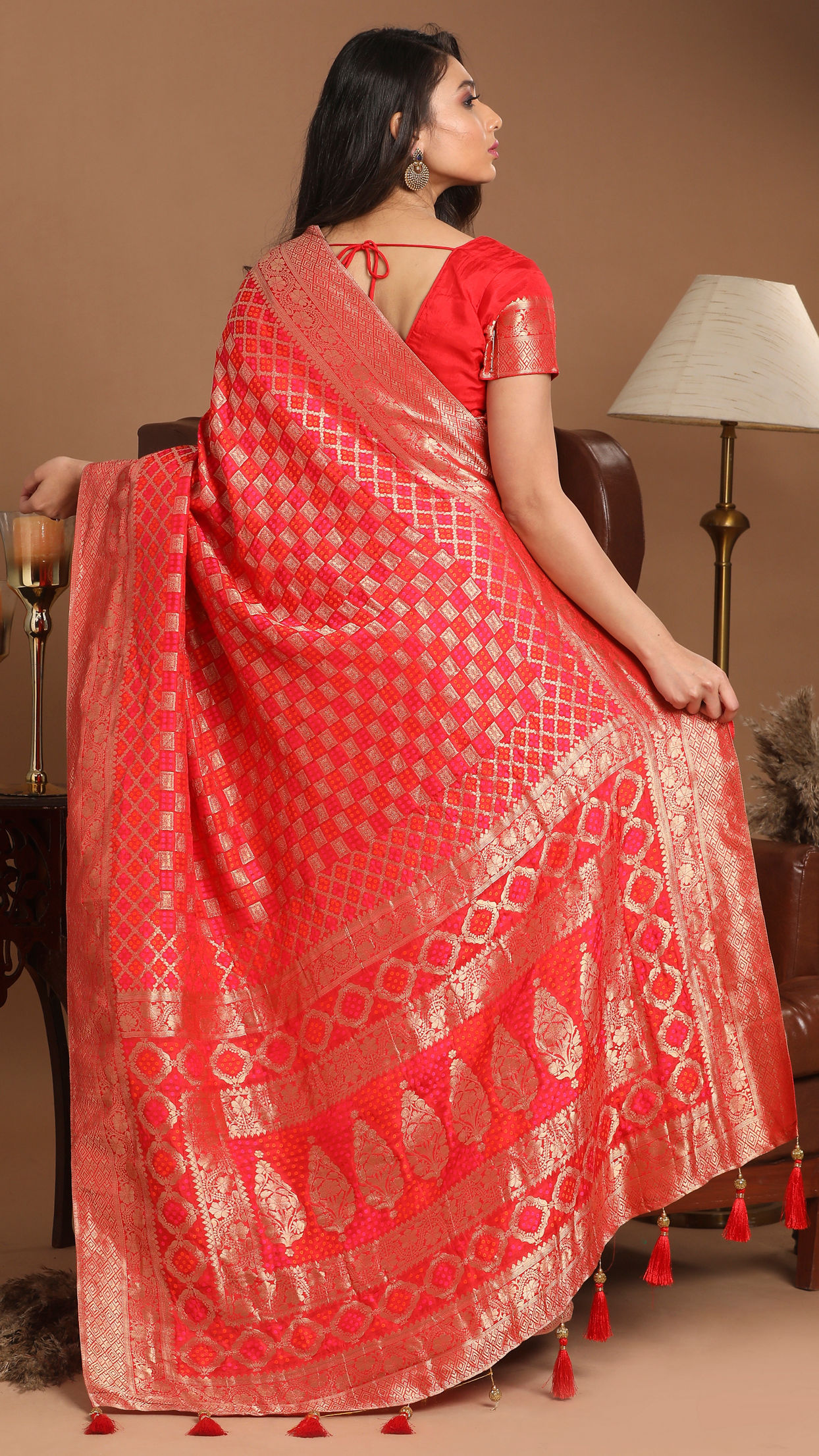 Mohey Women Resplendent Red Saree image number 2