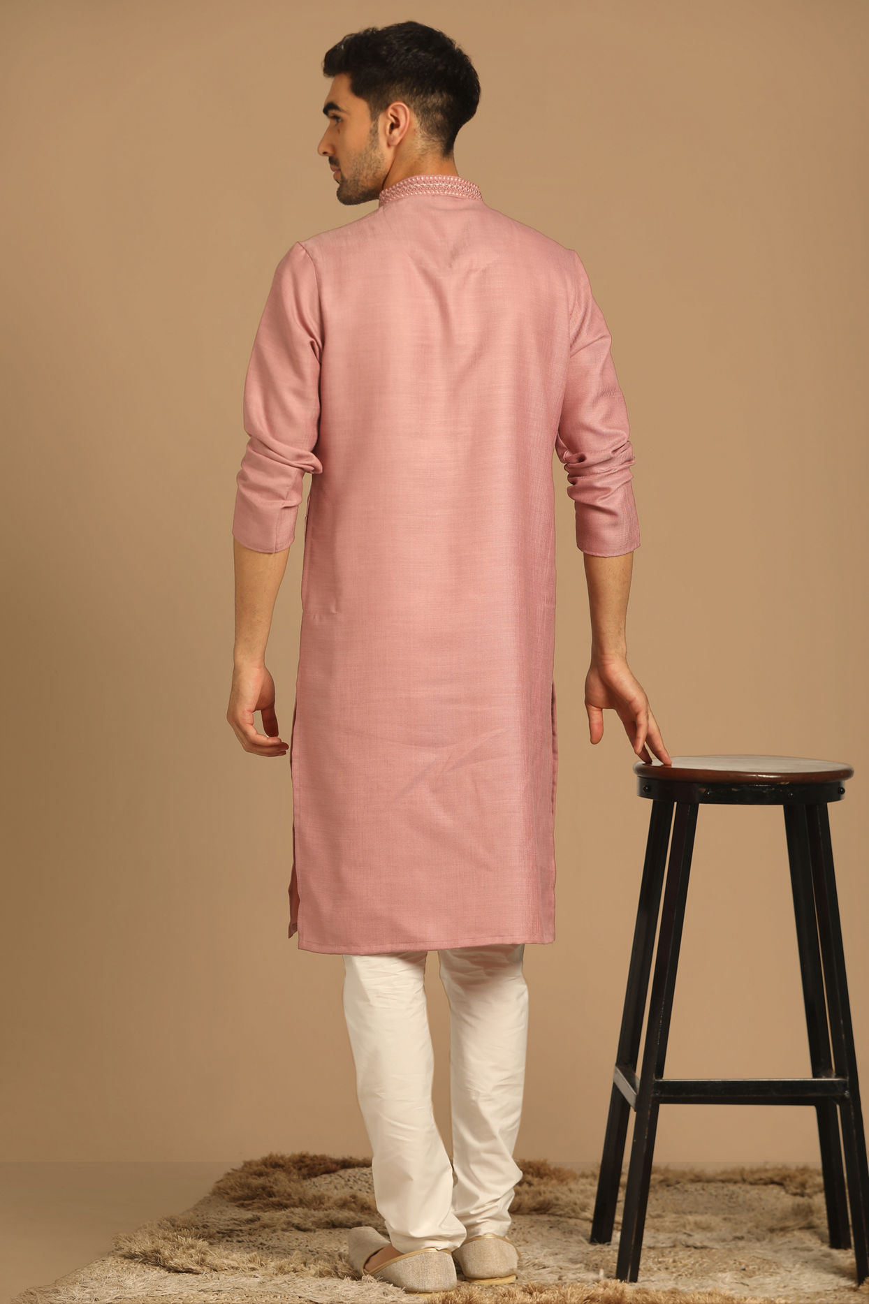 alt message - Manyavar Men Minimalist Pink Kurta Set image number 2