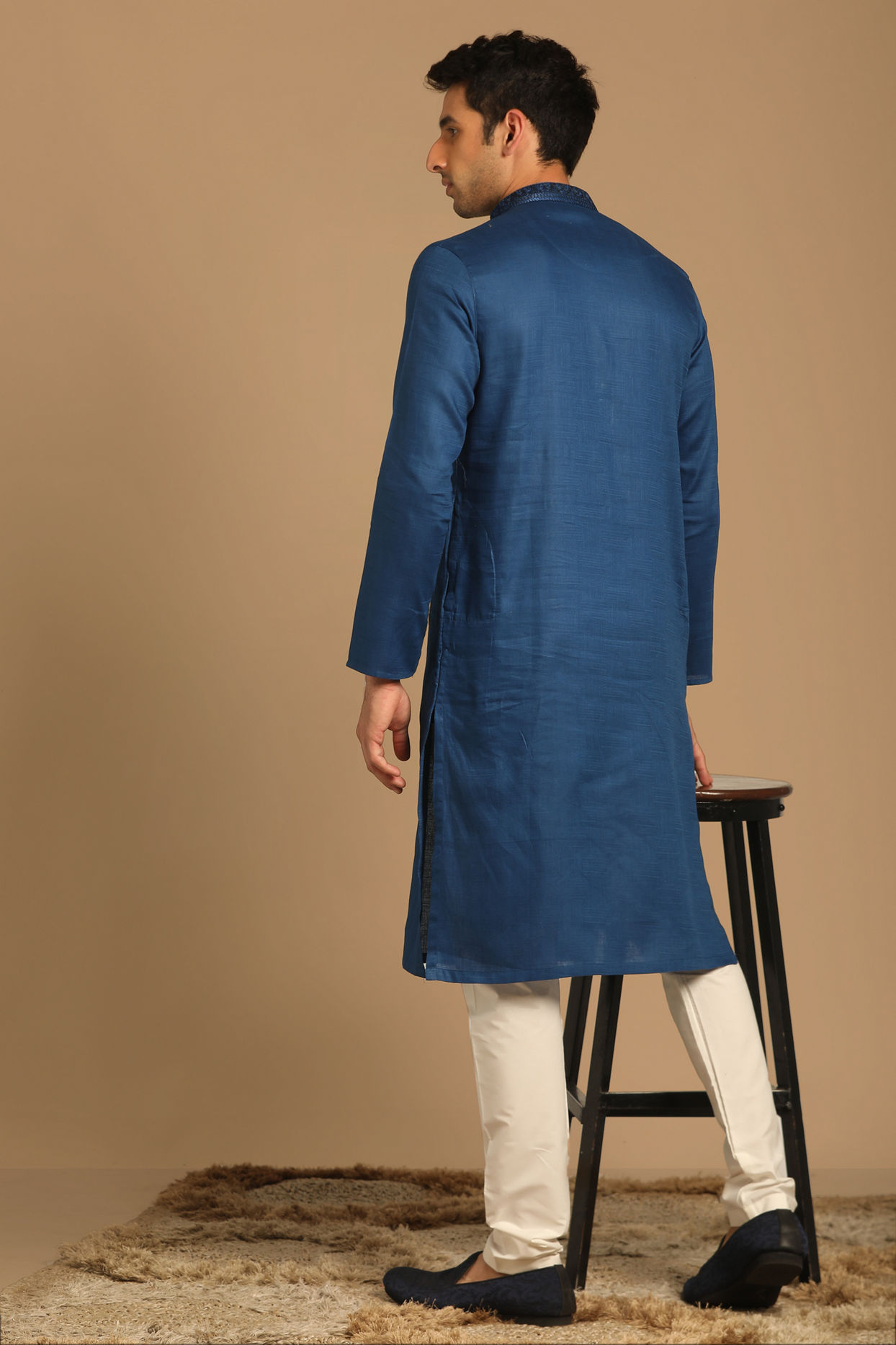 alt message - Manyavar Men Sober Blue Kurta Pajama image number 2