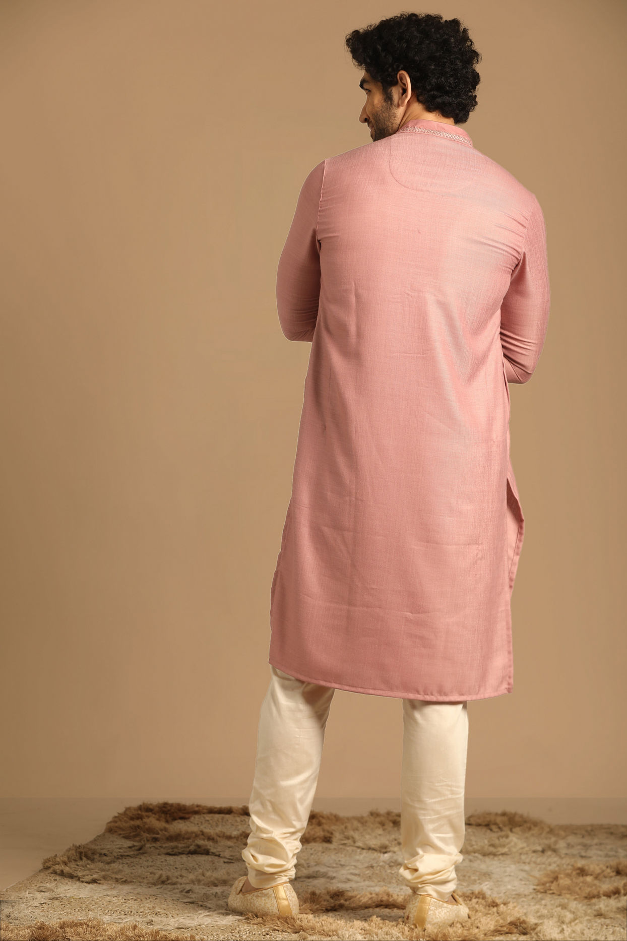 alt message - Manyavar Men Classy Pink Kurta Set image number 2