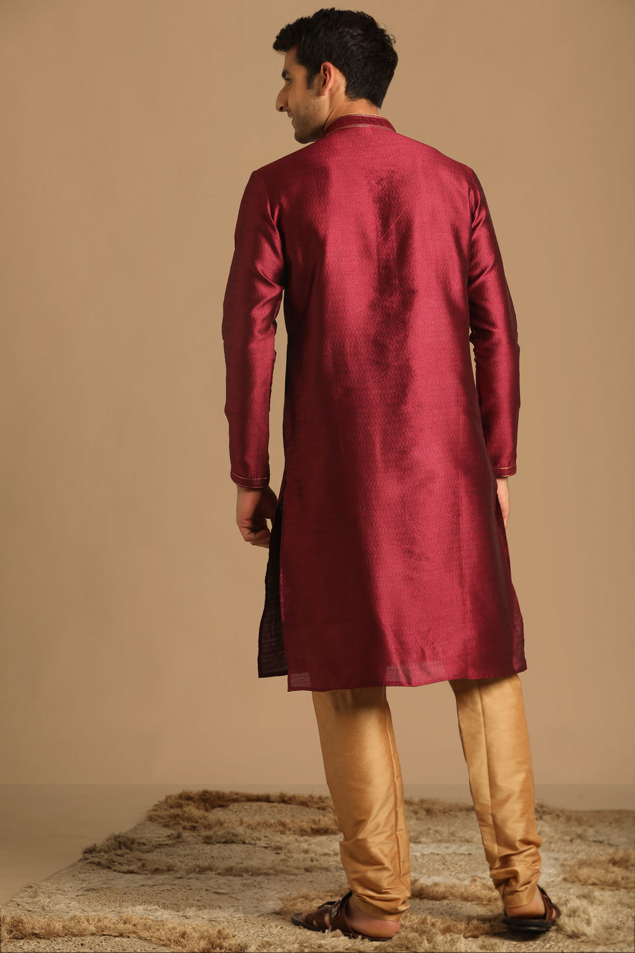 alt message - Manyavar Men Crisp Wine Kurta Pajama image number 2