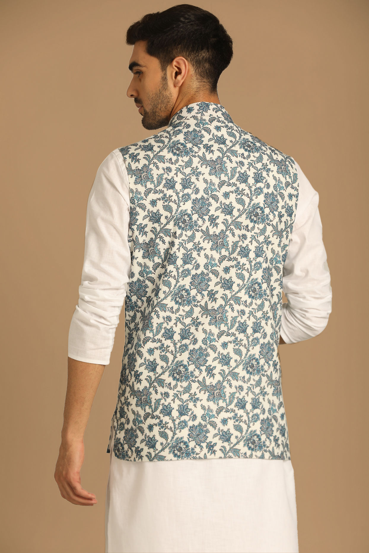 alt message - Manyavar Men Fashionable Light Hued Jacket image number 2