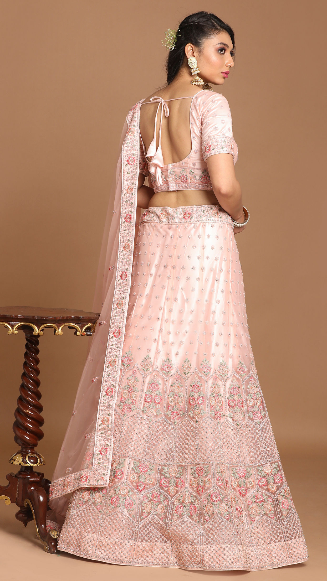 alt message - Mohey Women Light Pink Embellished Lehenga image number 3