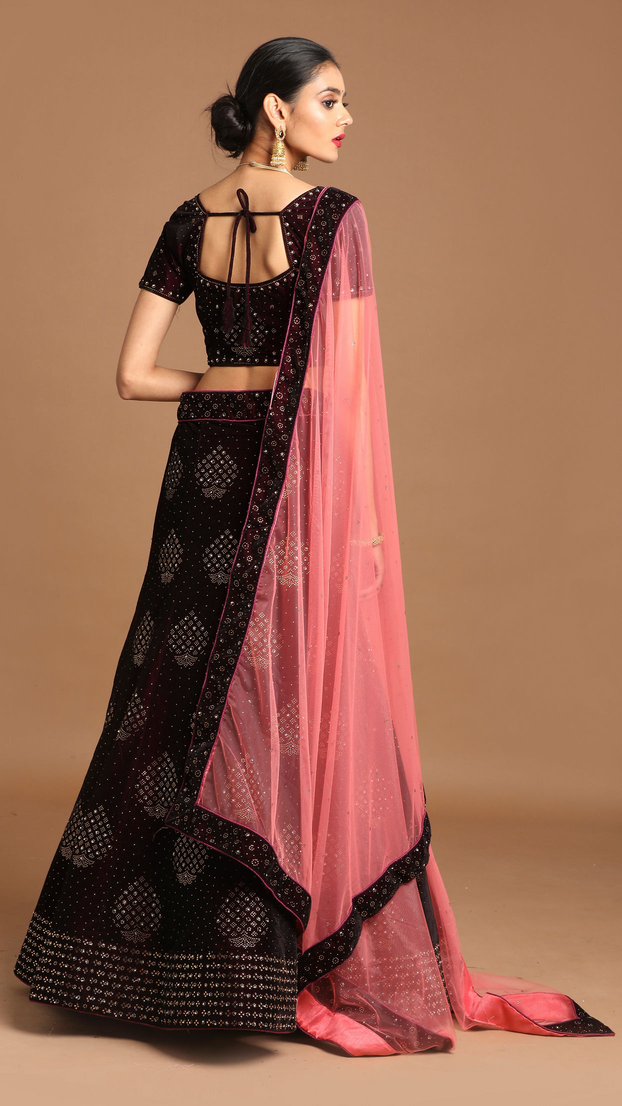 alt message - Mohey Women Luxurious Wine Red Velvet Lehenga image number 3