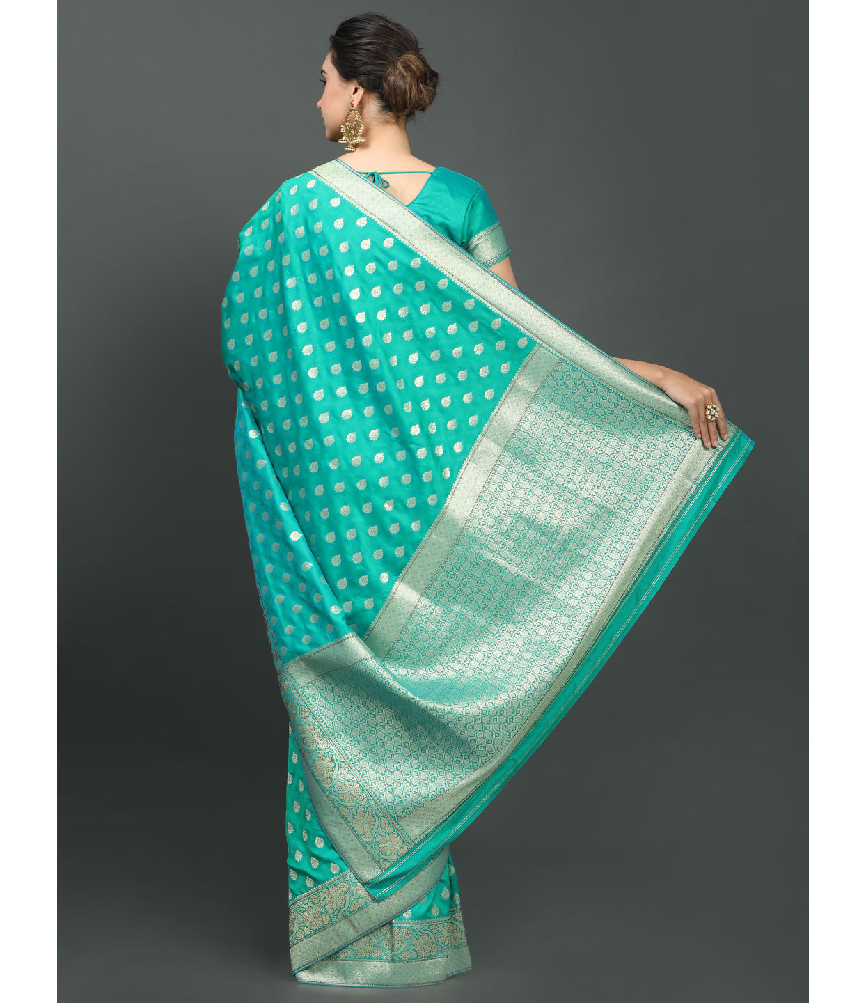 alt message - Mohey Women Desirable Dark Green Saree image number 2