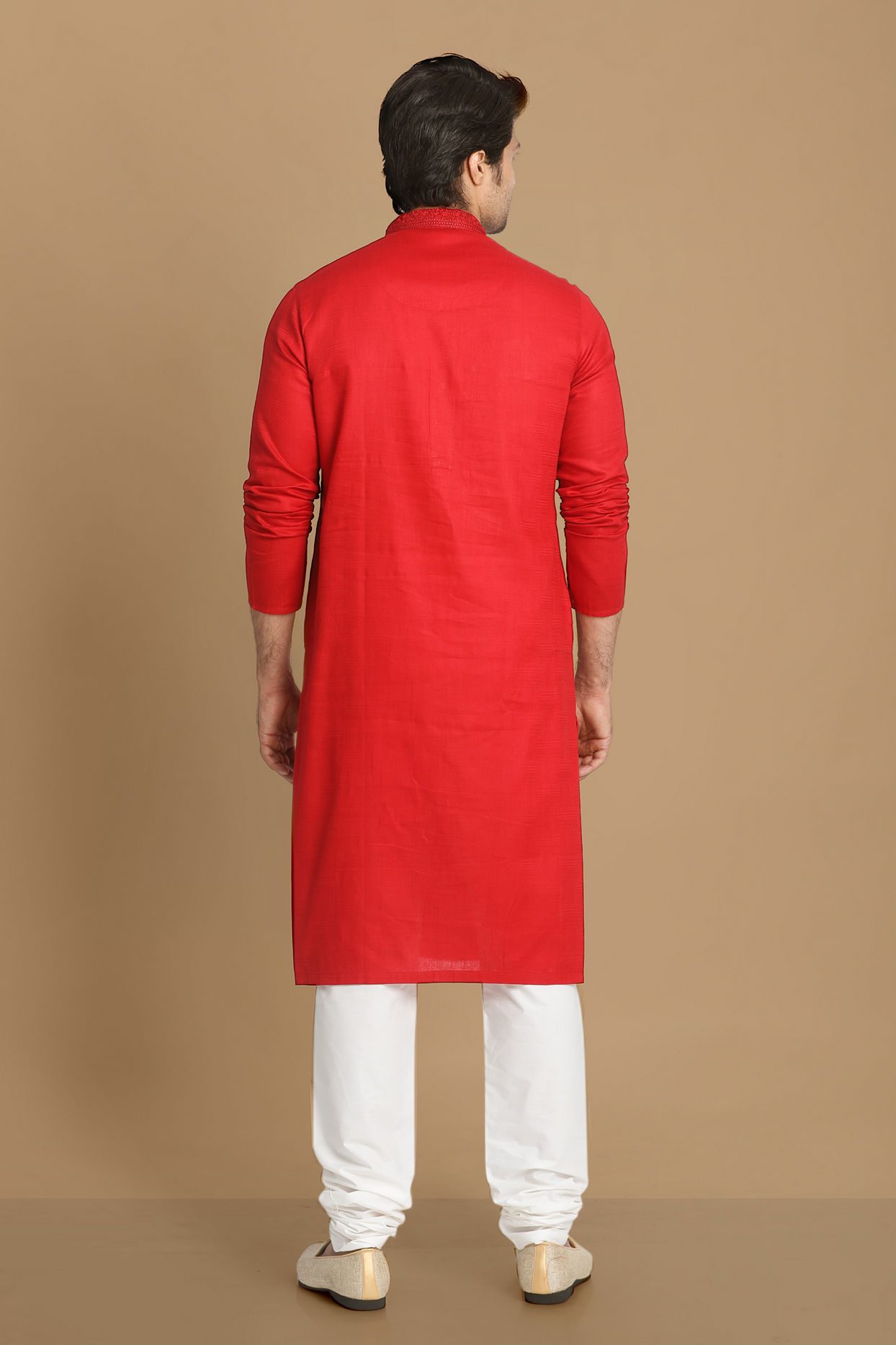 alt message - Manyavar Men Minimalist Red Kurta Set image number 2