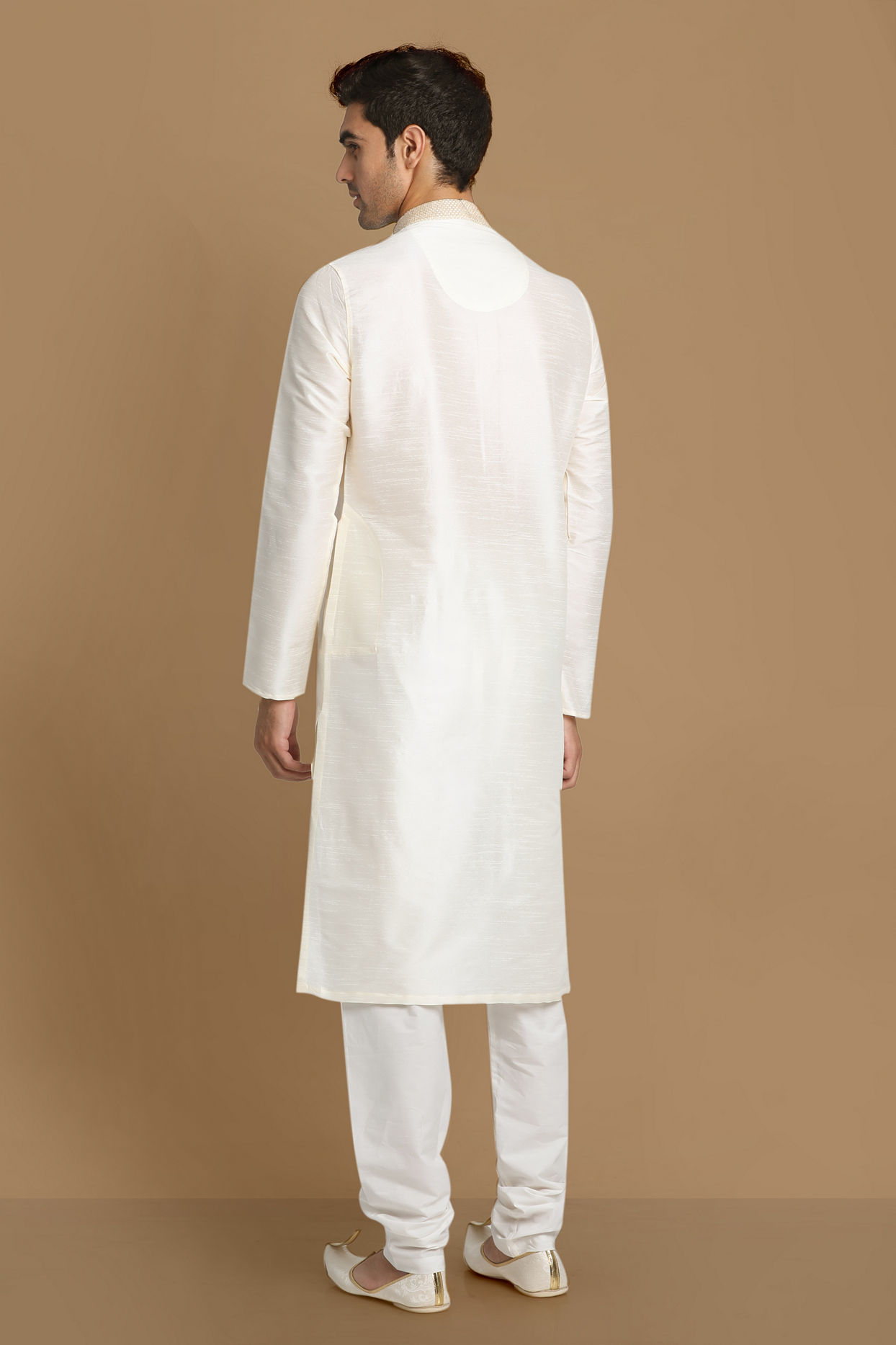 alt message - Manyavar Men Ivory White Plain Kurta image number 2