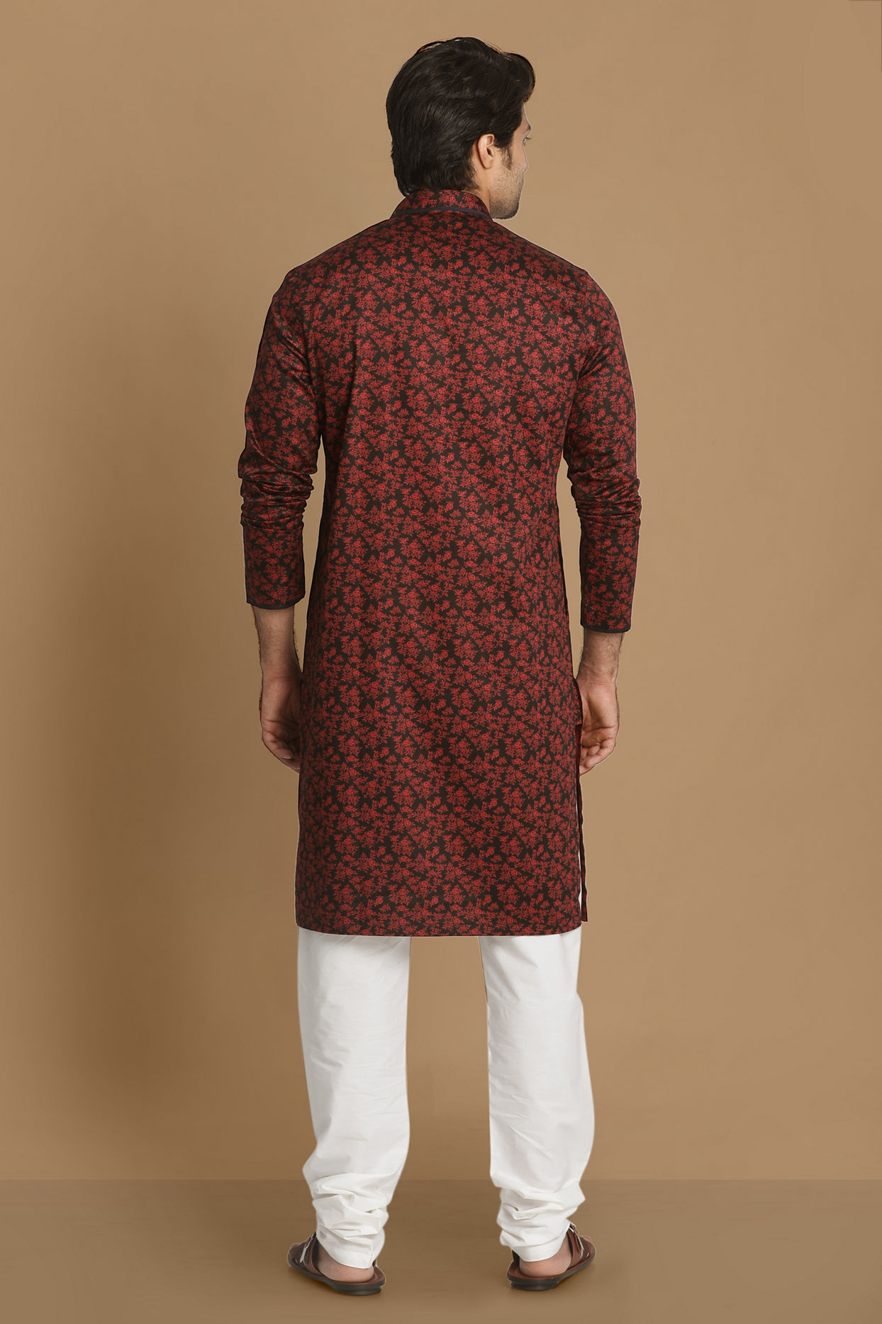 Manyavar Men Floral Kurta In Maroon & Black image number 2