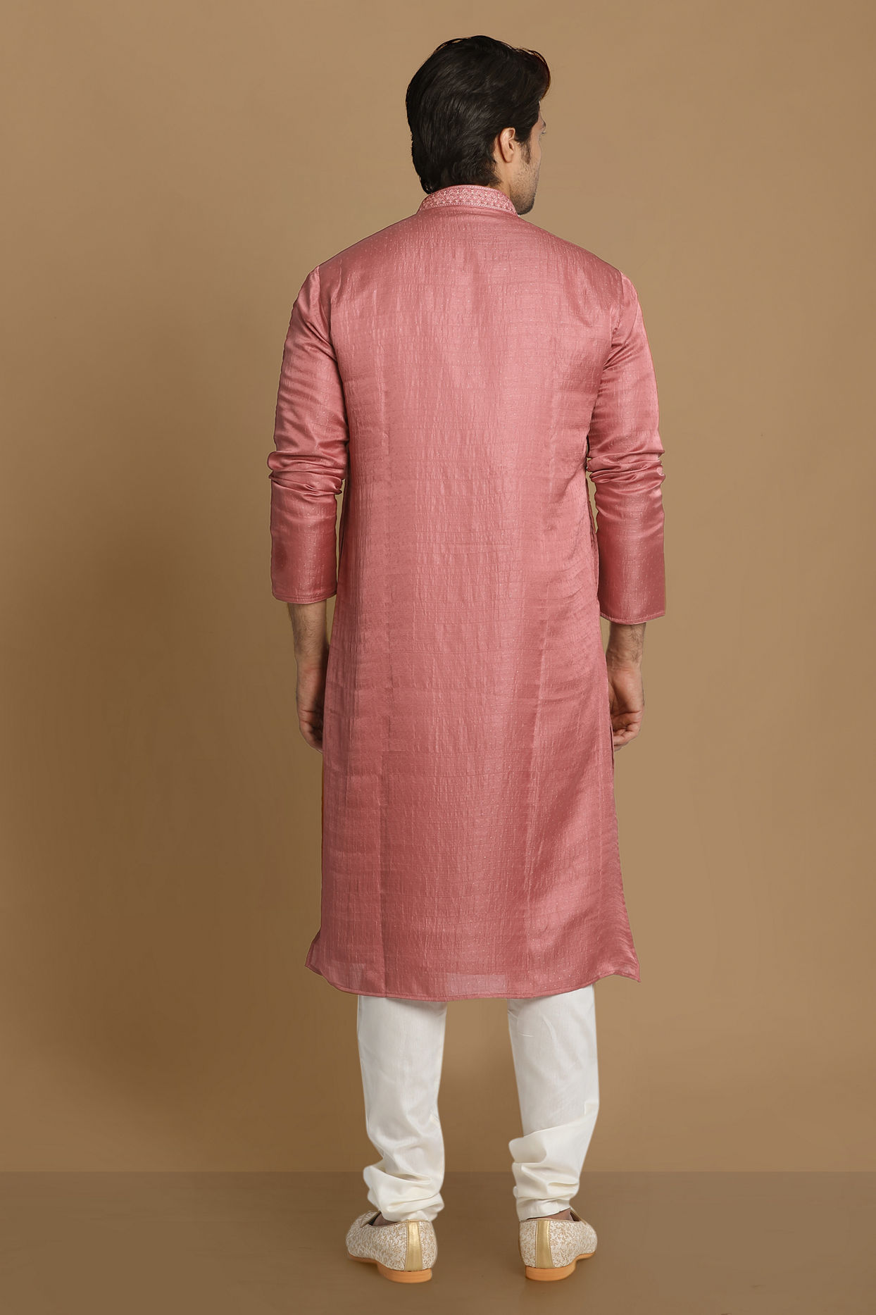 alt message - Manyavar Men Pink Booti Jacquard Kurta Set image number 2