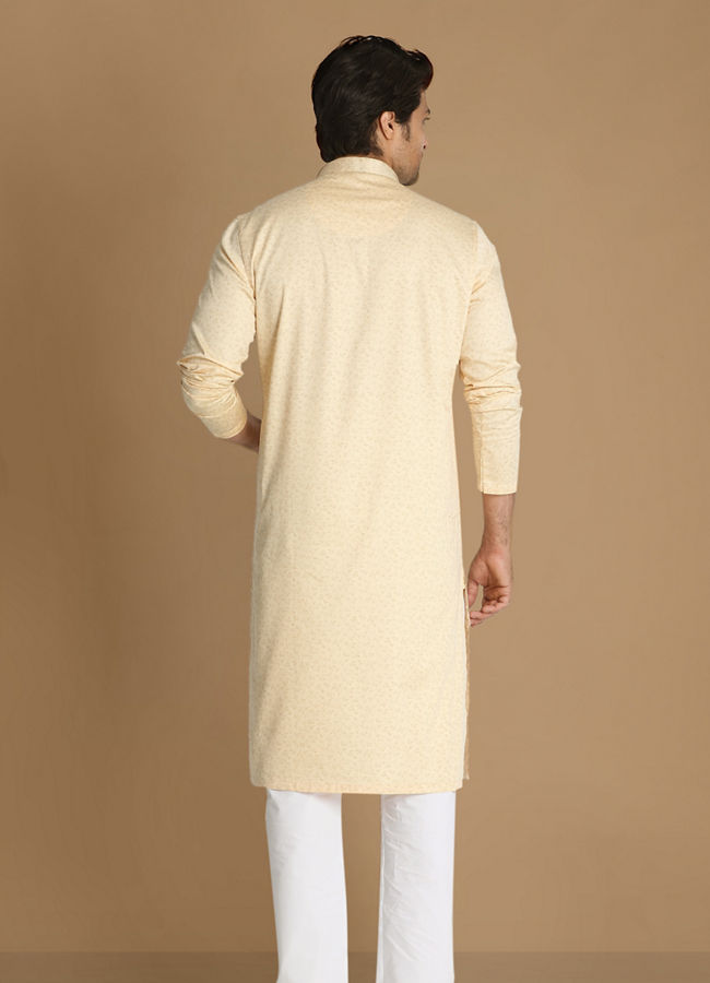 alt message - Manyavar Men Cream Printed Kurta Set image number 2