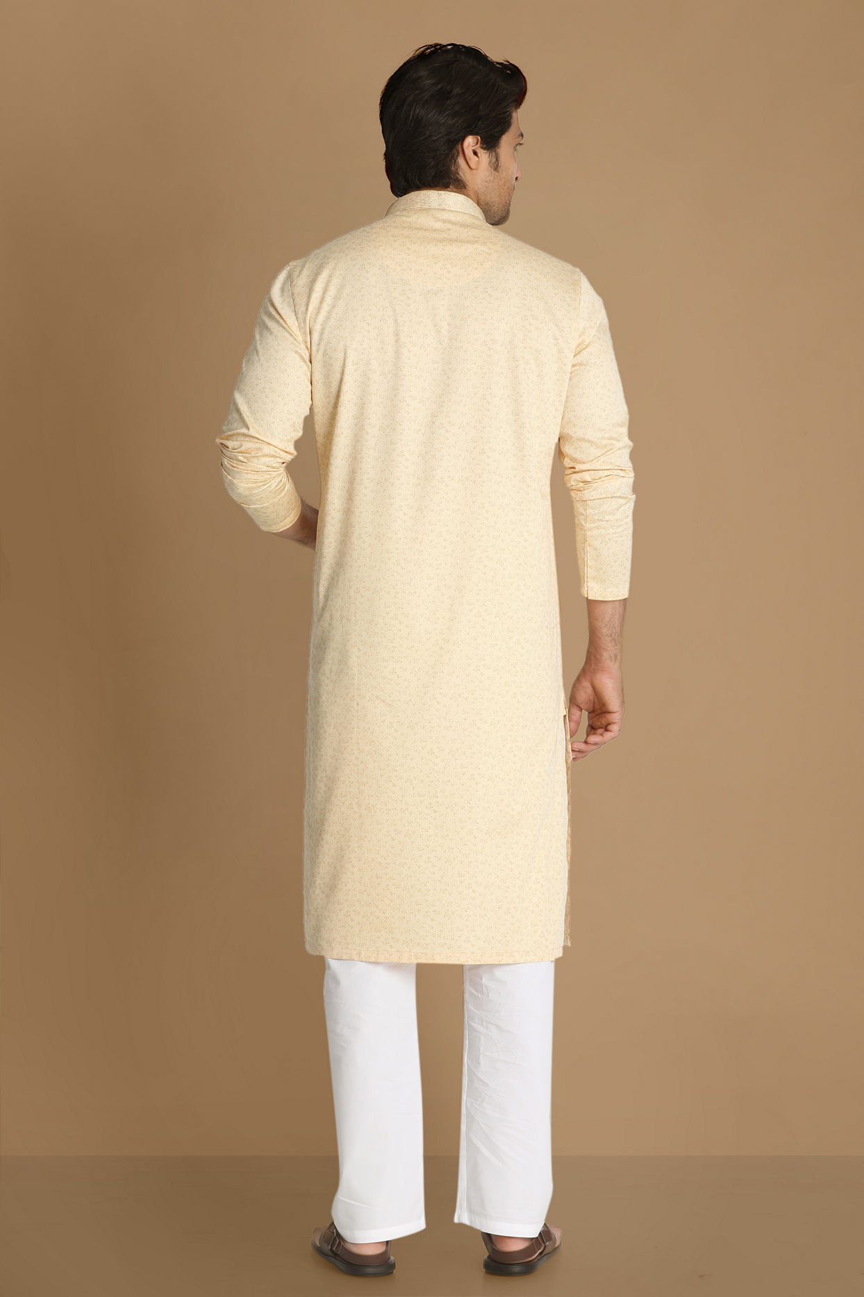 alt message - Manyavar Men Cream Printed Kurta Set image number 2