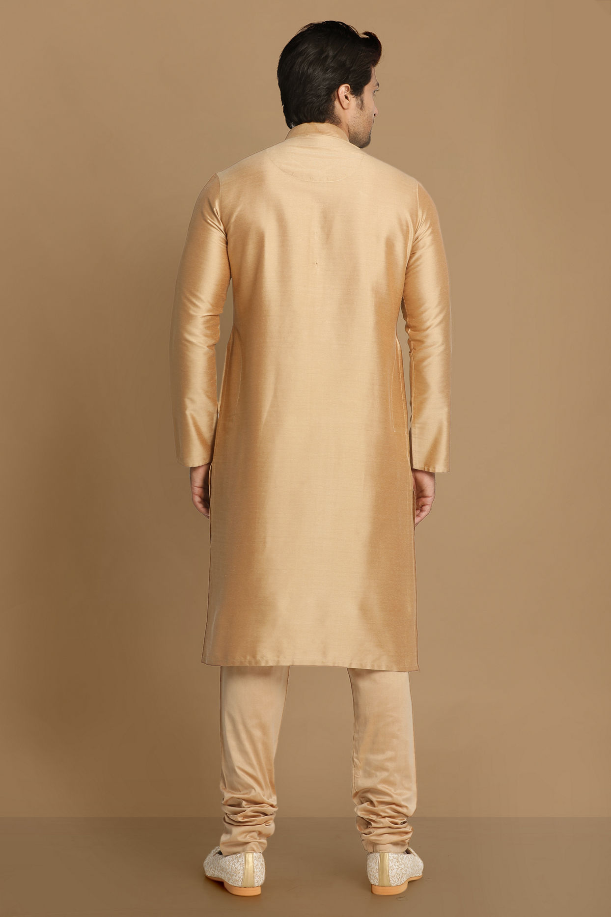 alt message - Manyavar Men Light Taupe Brown Solid Kurta Set image number 2