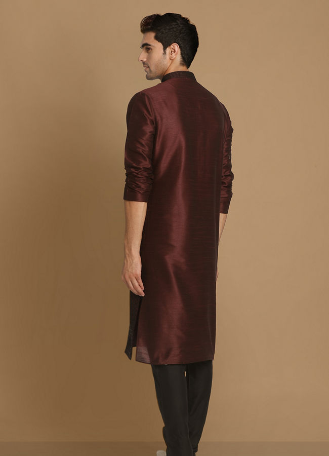 alt message - Manyavar Men Wine Self Design Kurta With Black Churidar image number 2