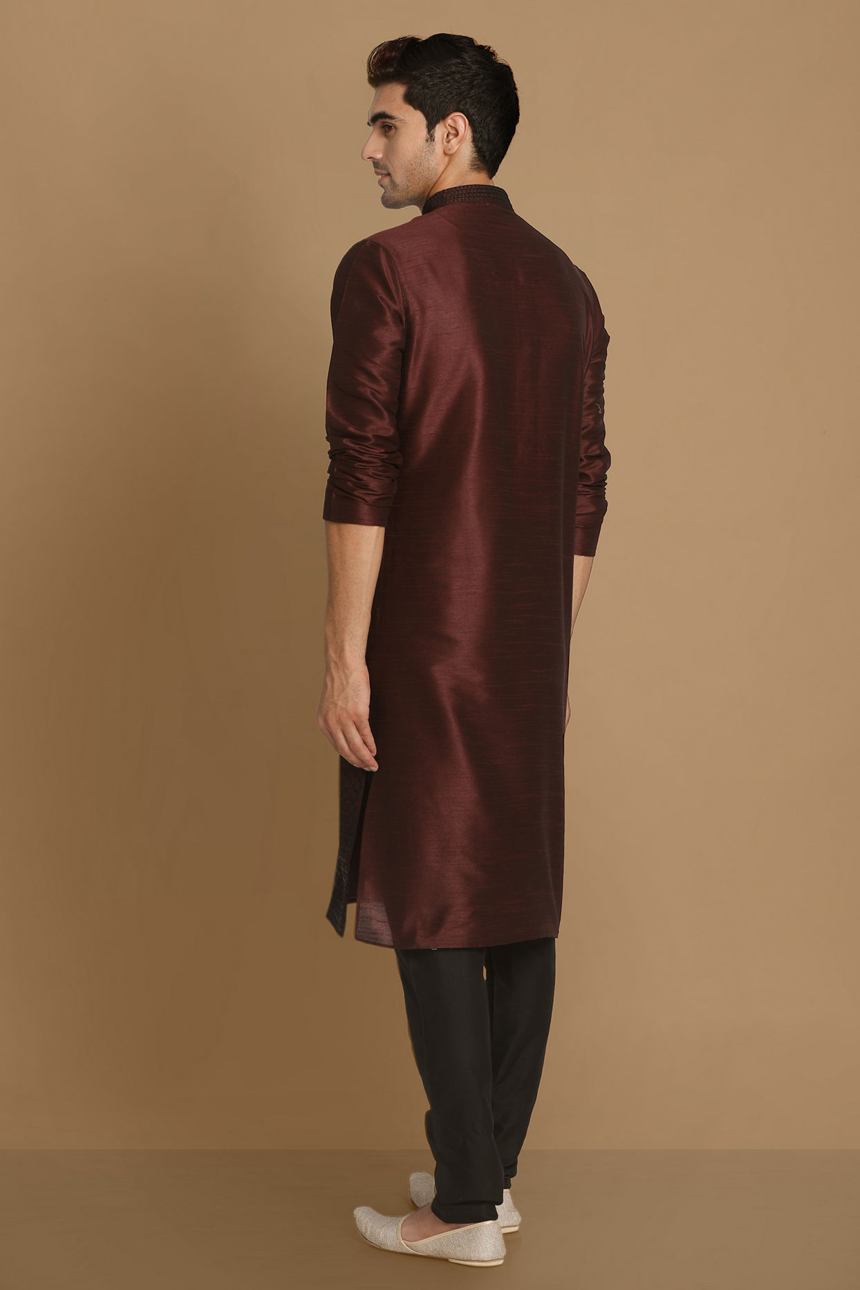 alt message - Manyavar Men Wine Self Design Kurta With Black Churidar image number 2