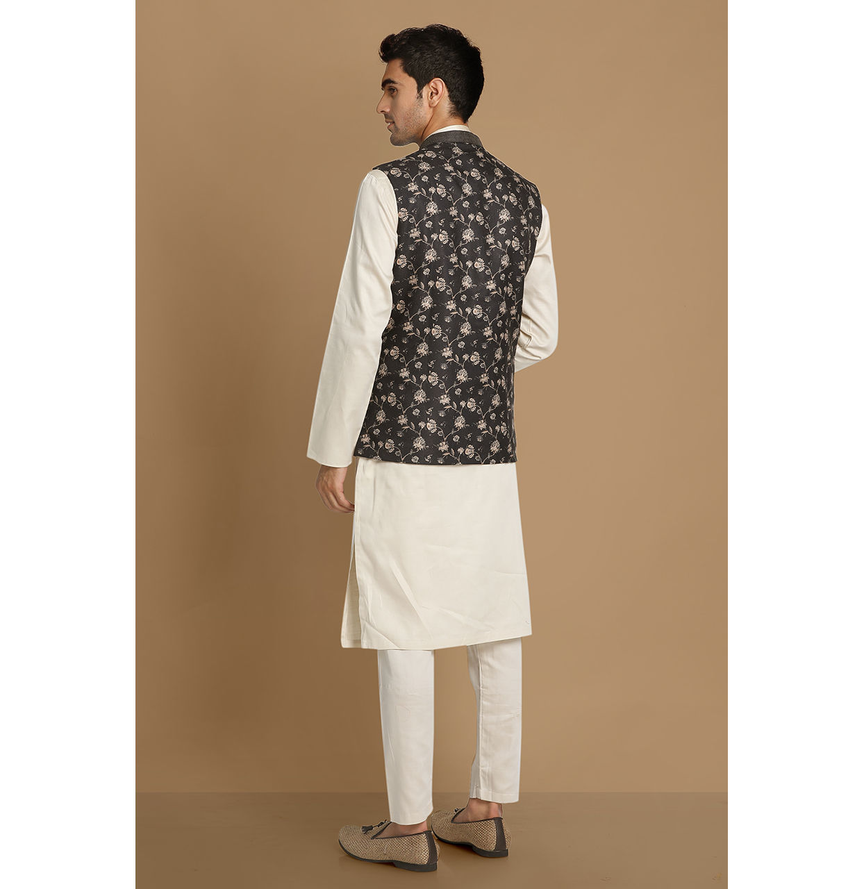 alt message - Manyavar Men Floral Print Blue Jacket With White Kurta Pajama image number 2