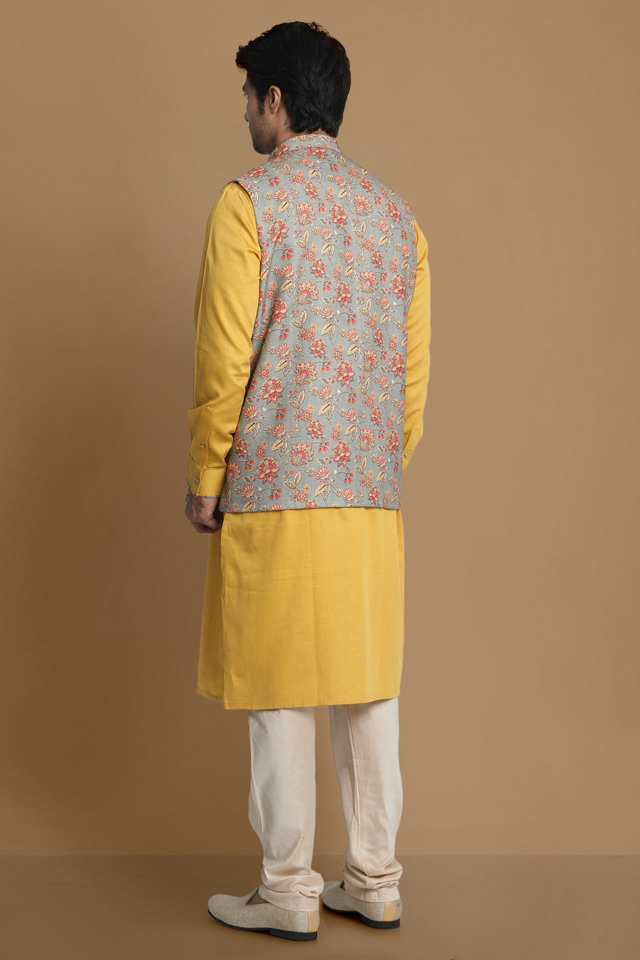 alt message - Manyavar Men Fine Light Orange Kurta Jacket image number 2