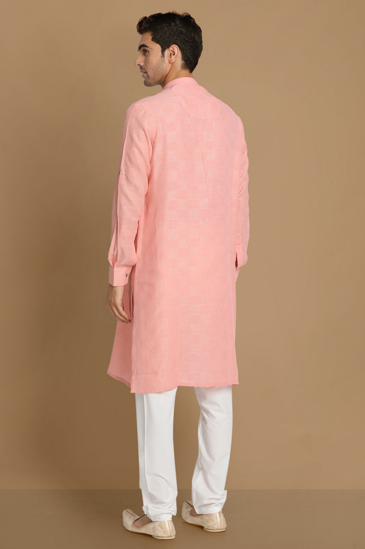 alt message - Manyavar Men Salmon Pink Self Chequered Kurta image number 2