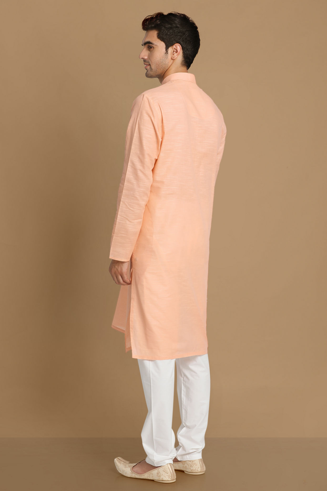 alt message - Manyavar Men Casual Light Pink Kurta image number 2