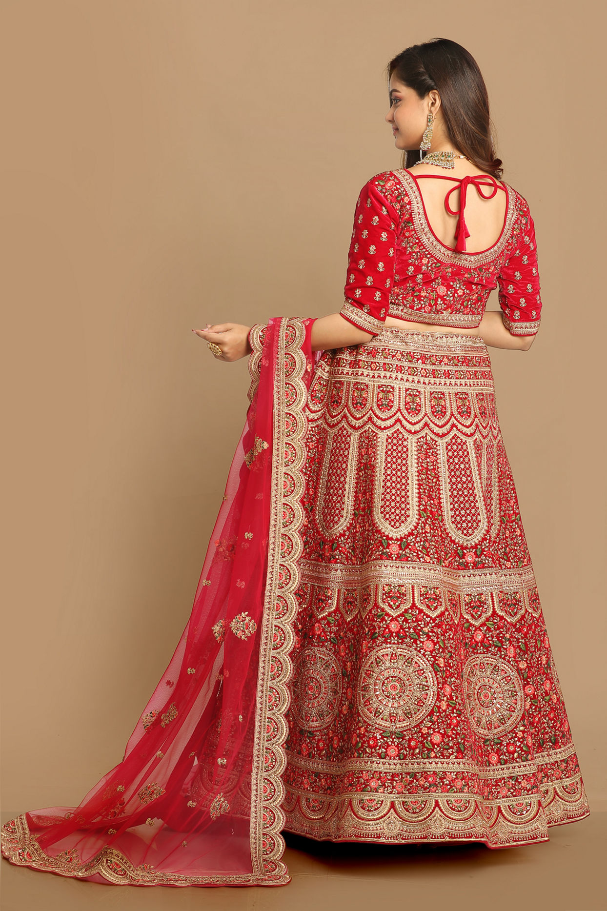 alt message - Mohey Women Regal Rani Bridal Lehenga image number 2