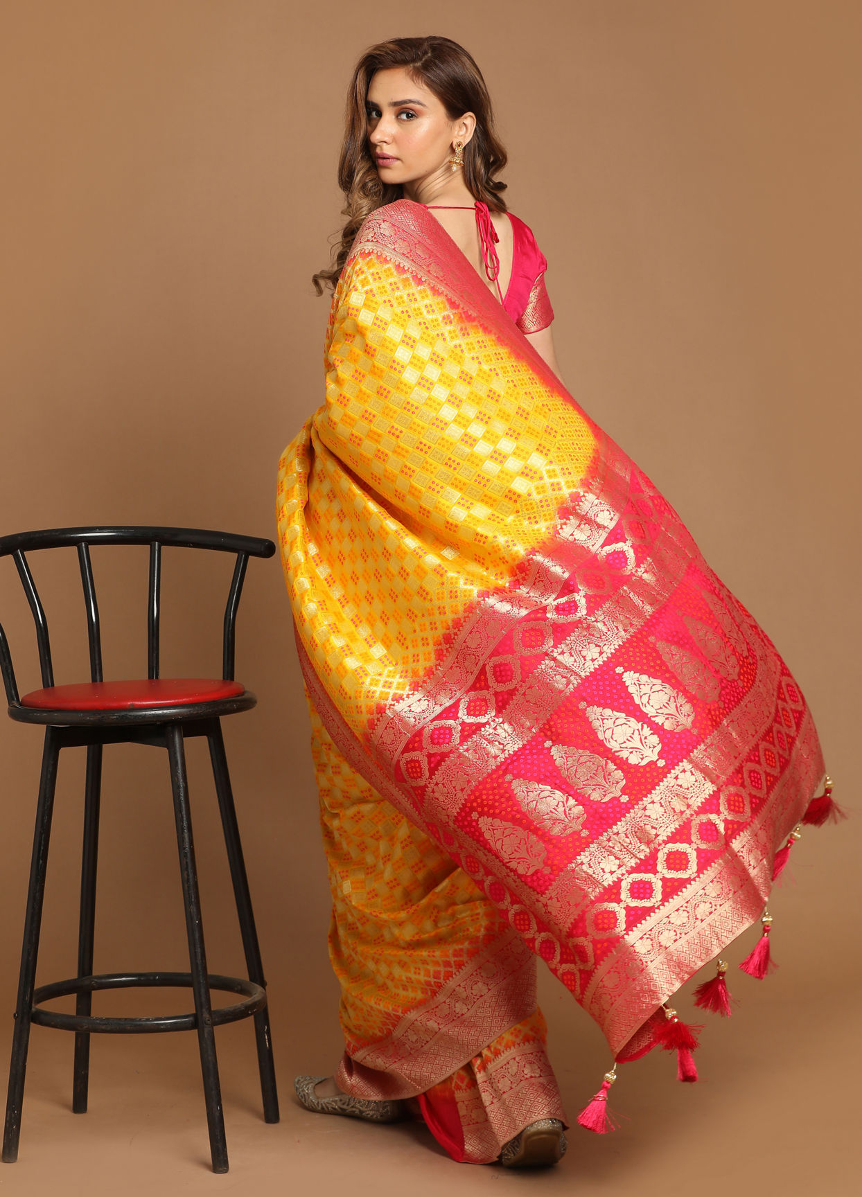 Mohey Women Vibrant Mustard Yellow Saree