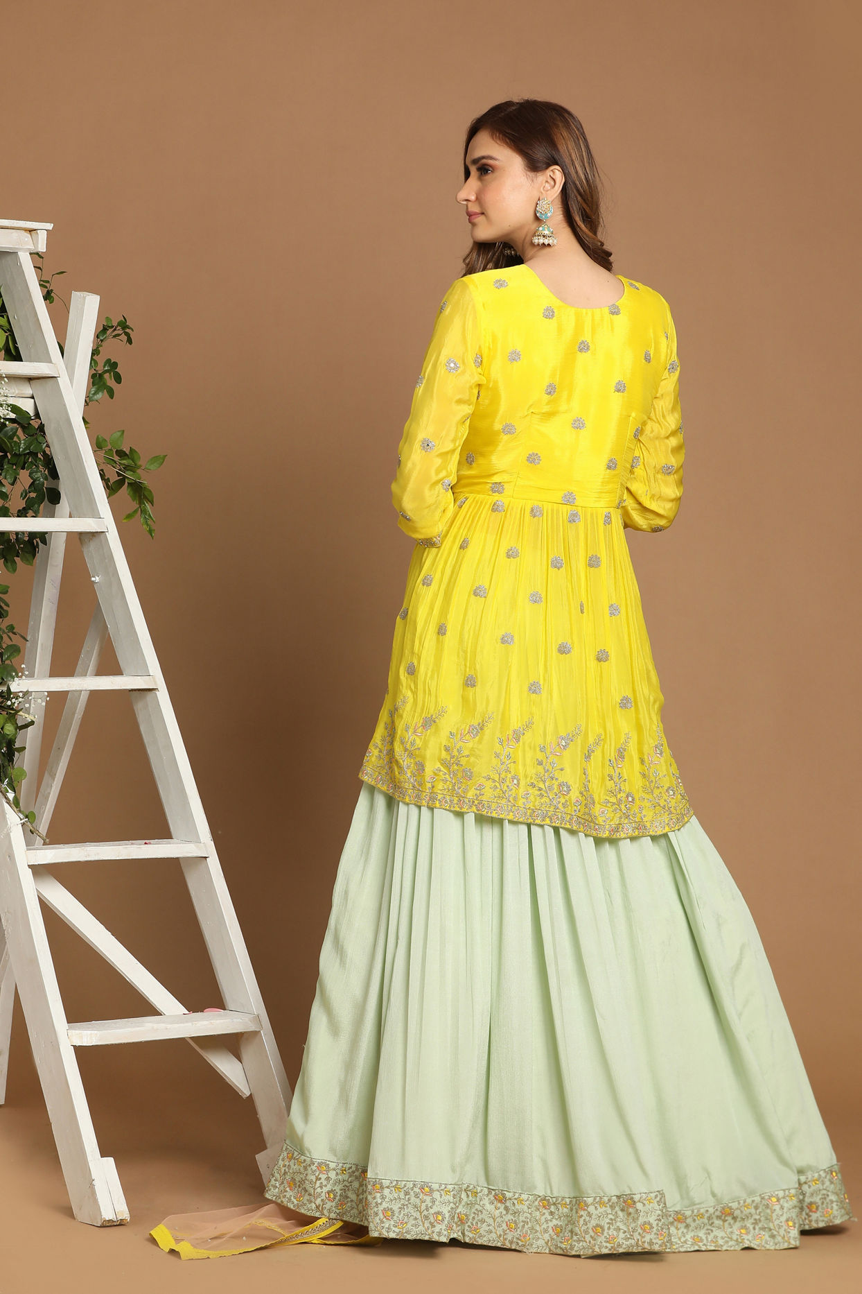 alt message - Mohey Women Bright Yellow Lehenga image number 3