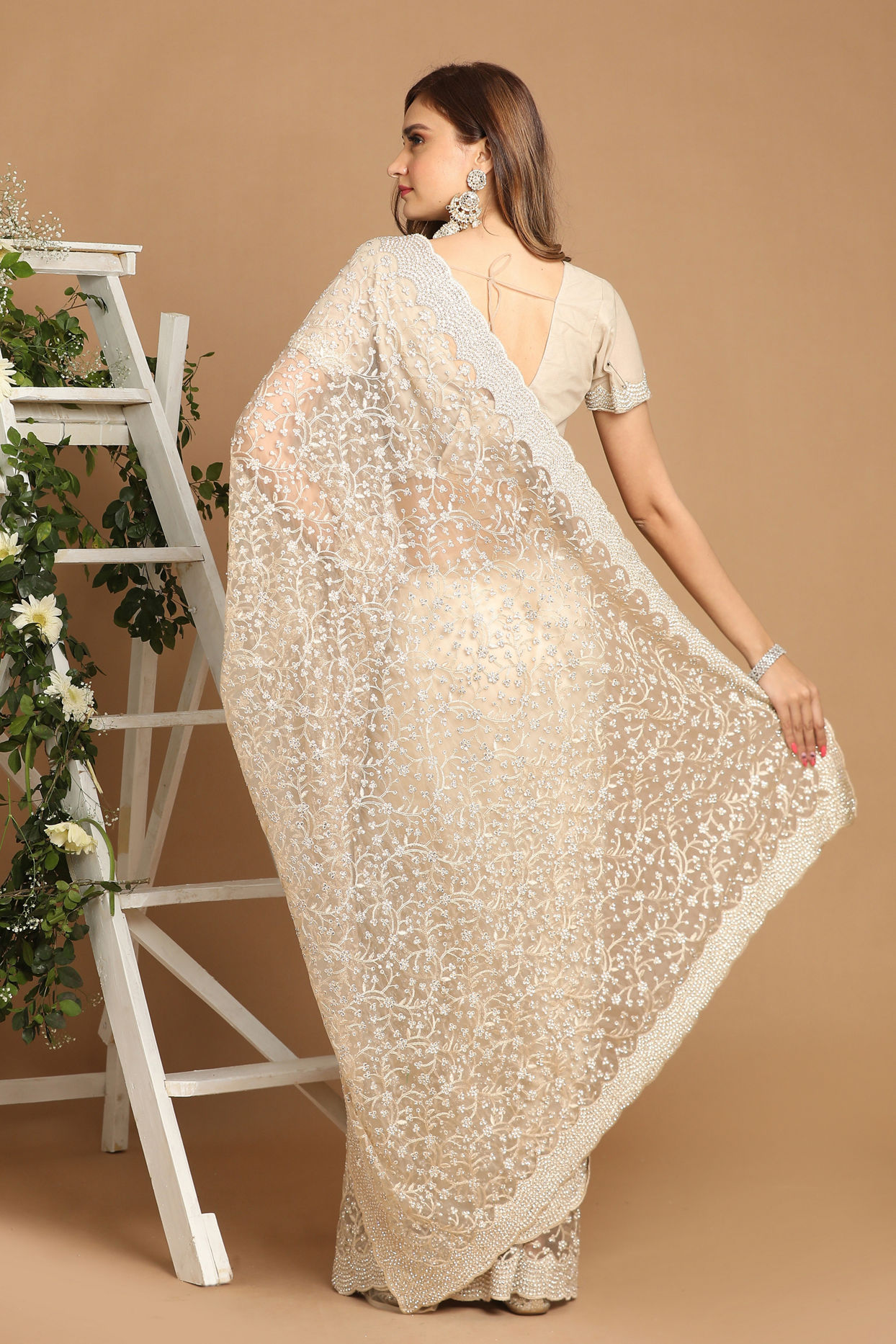 alt message - Mohey Women Glamorous Fawn Saree image number 2