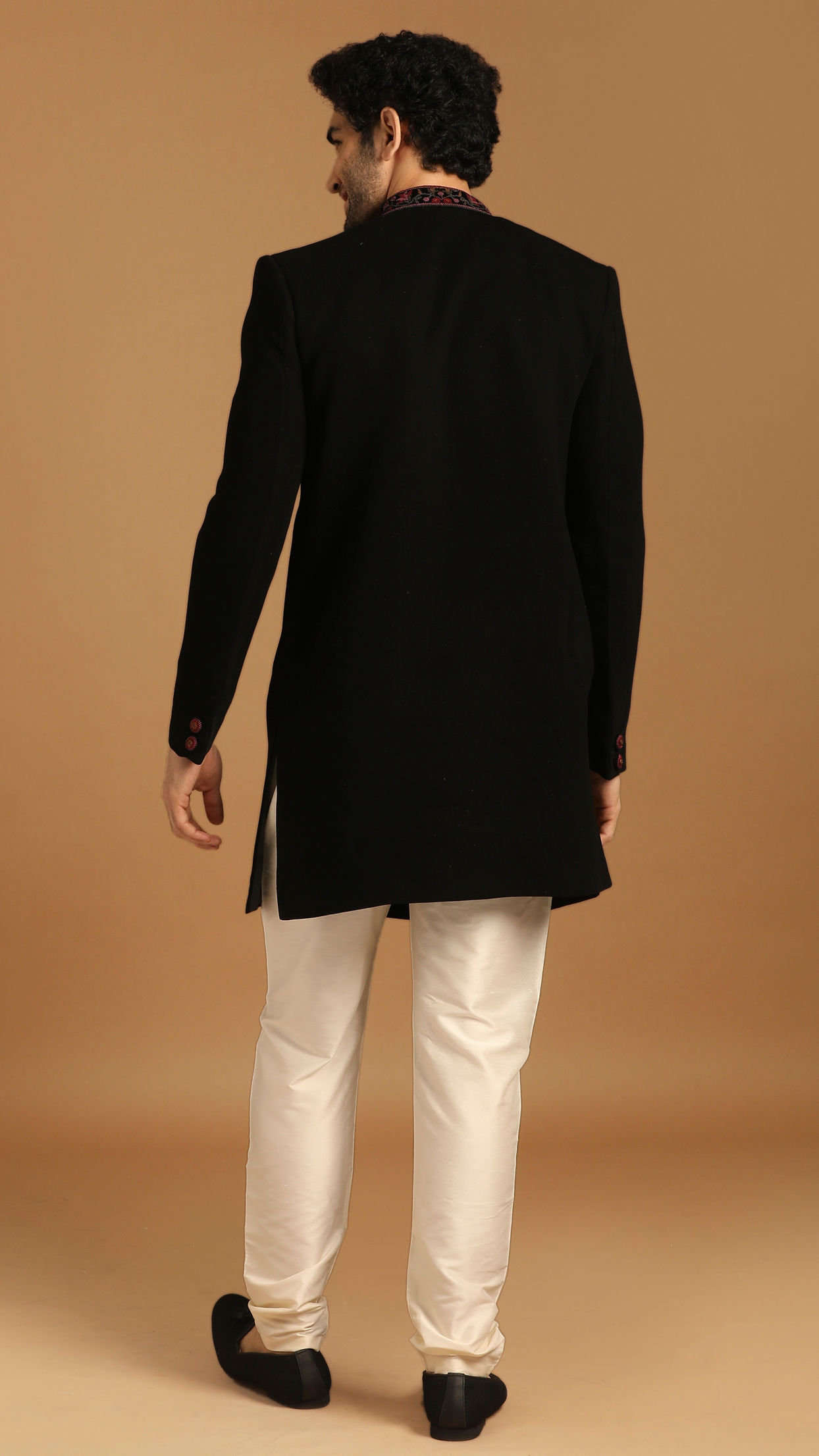 alt message - Manyavar Men Black Indo Western With Dupatta image number 2