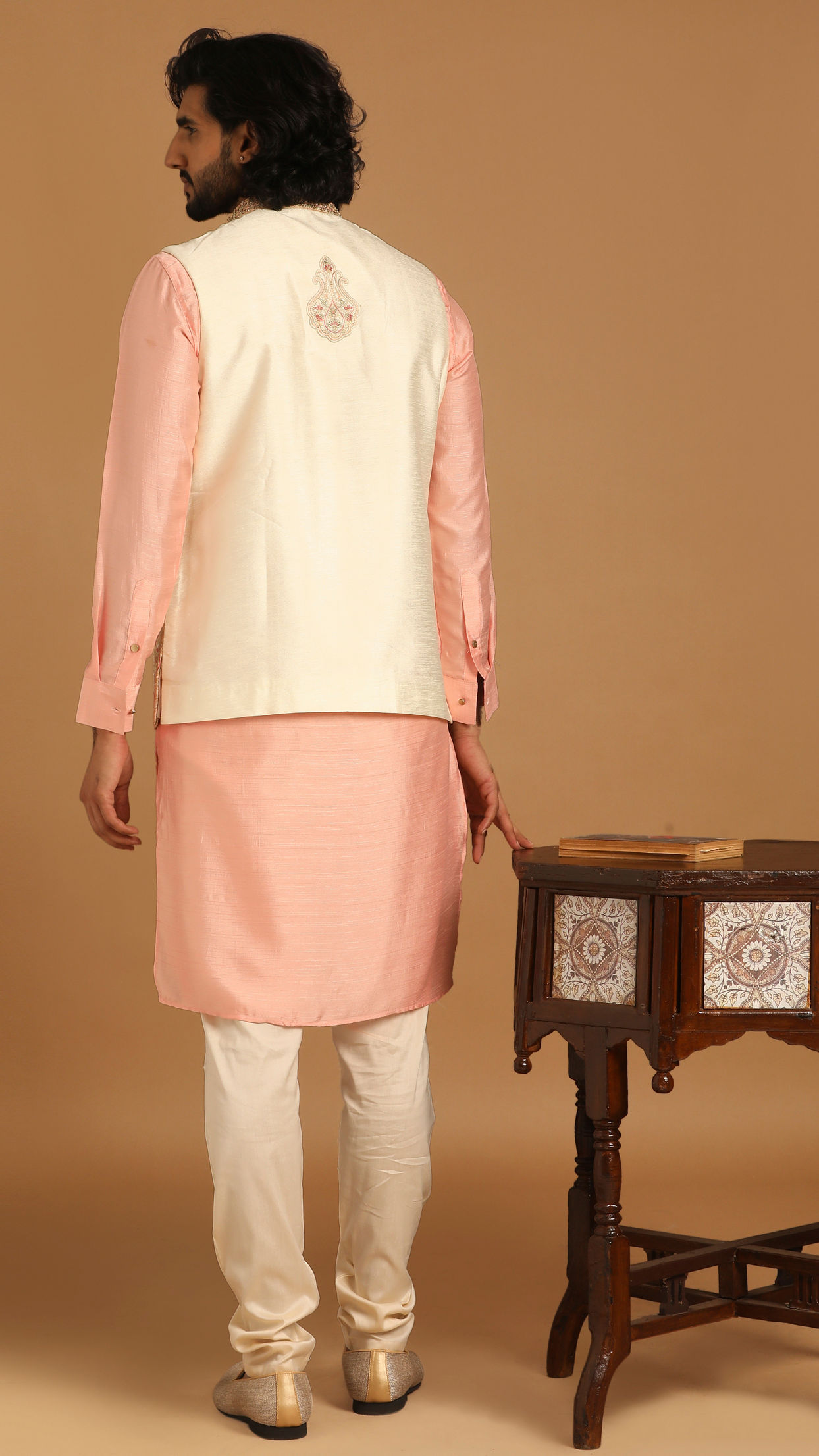 alt message - Manyavar Men Cream And Gajaree Kurta Jacket Set image number 2