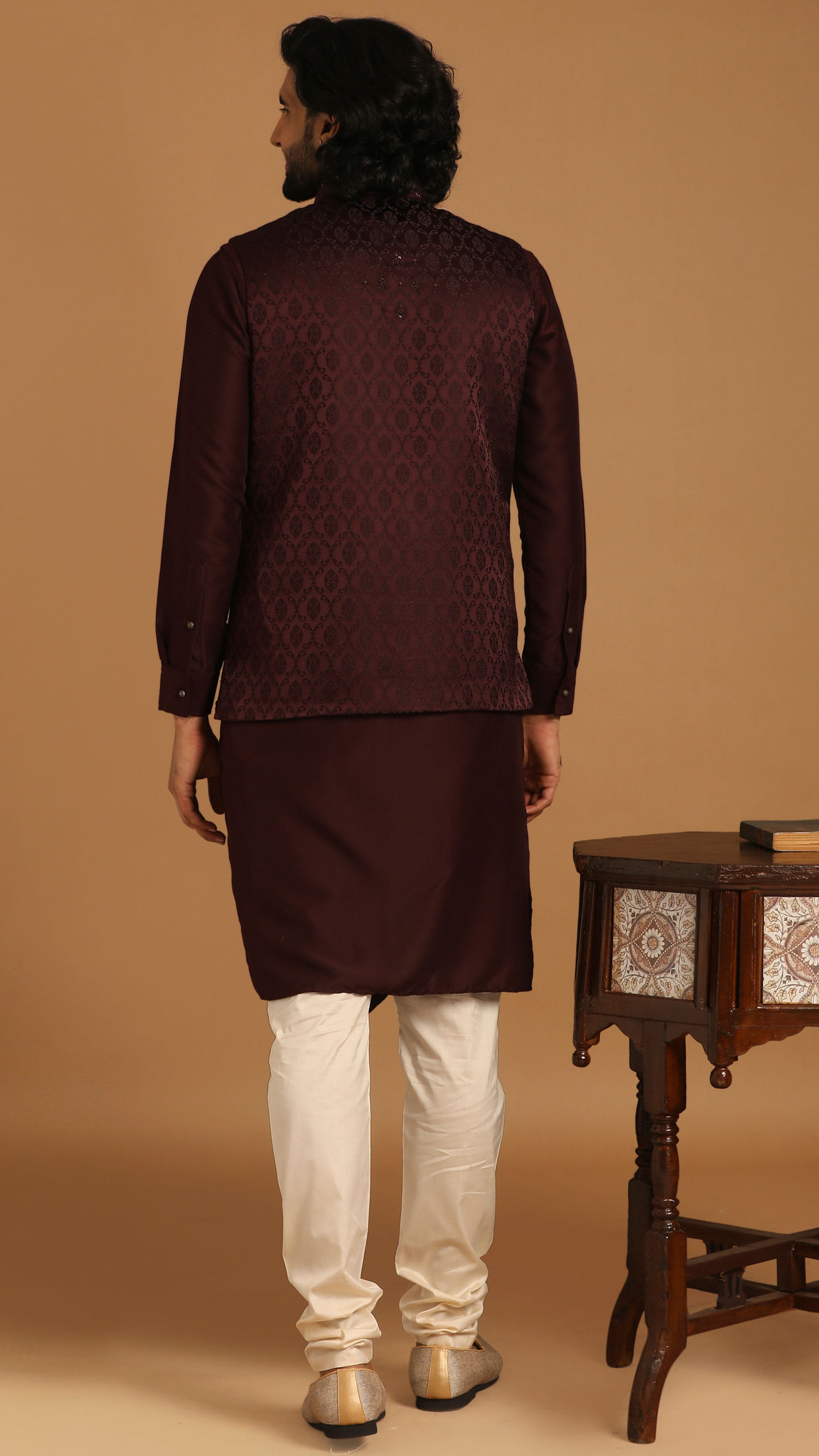 alt message - Manyavar Men Wine Self Design Kurta Jacket Set image number 2