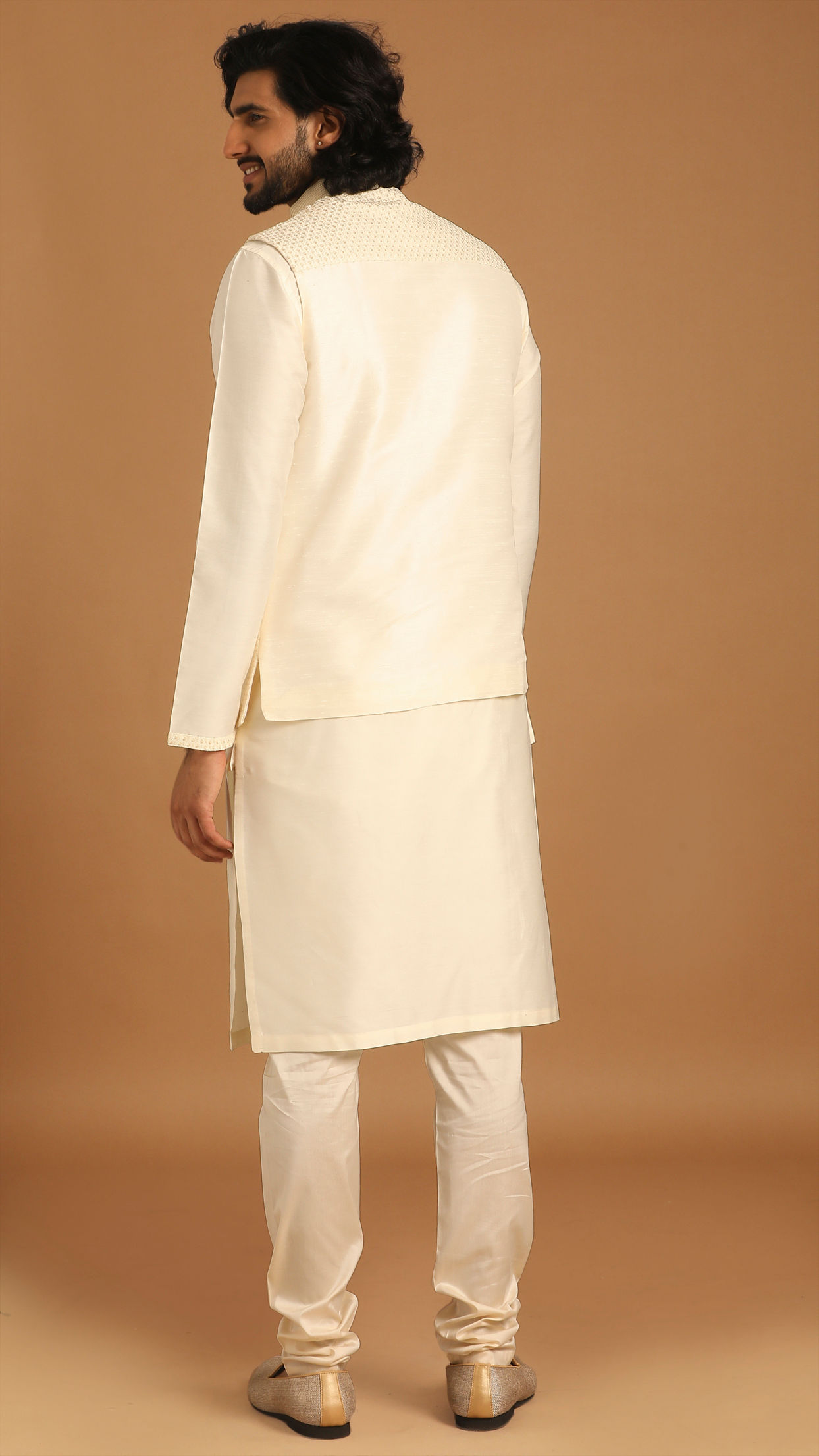 alt message - Manyavar Men Marvellous Cream Kurta Jacket Set image number 2