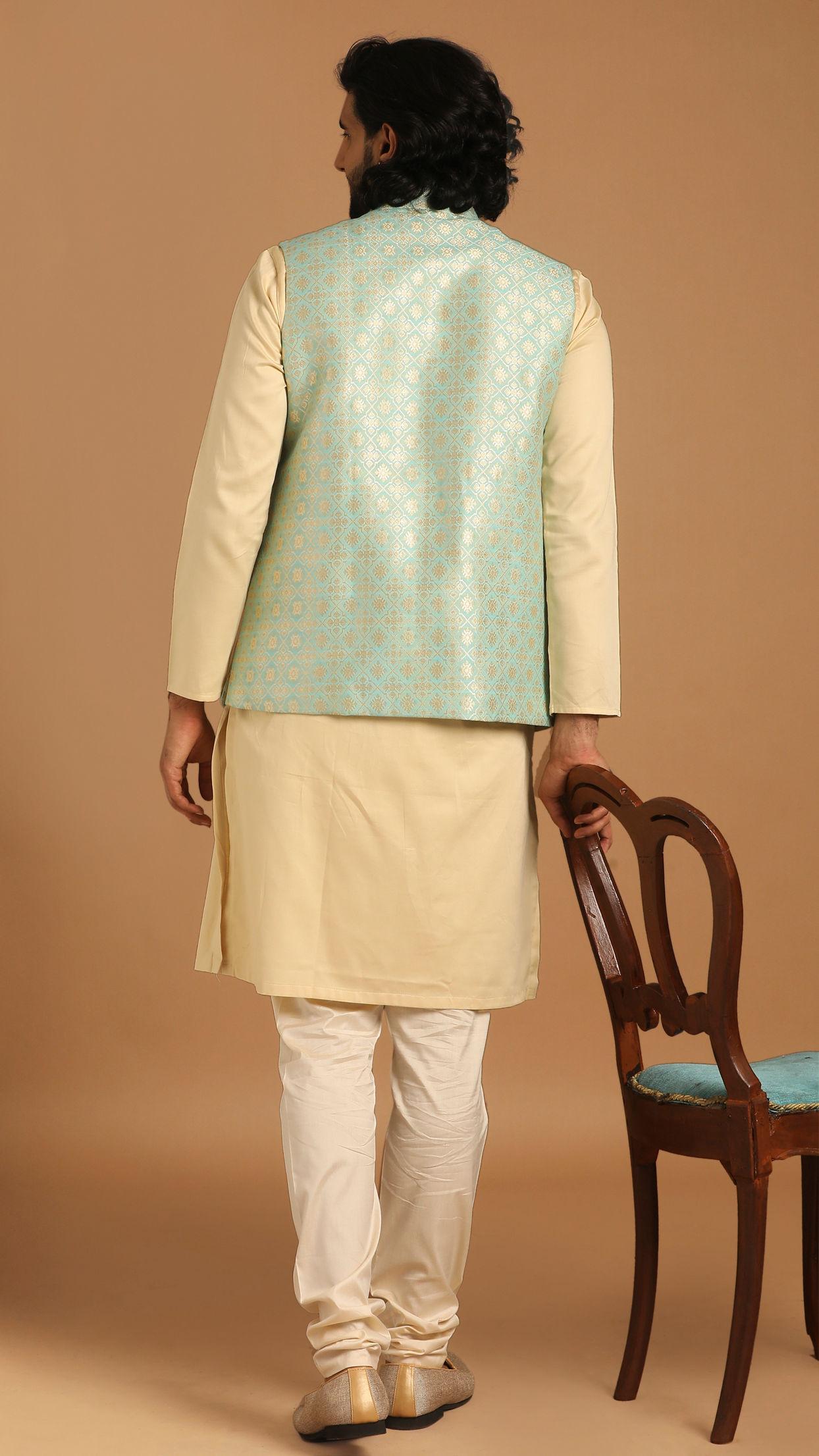 alt message - Manyavar Men Powder Blue And Beige Kurta Jacket Set image number 2