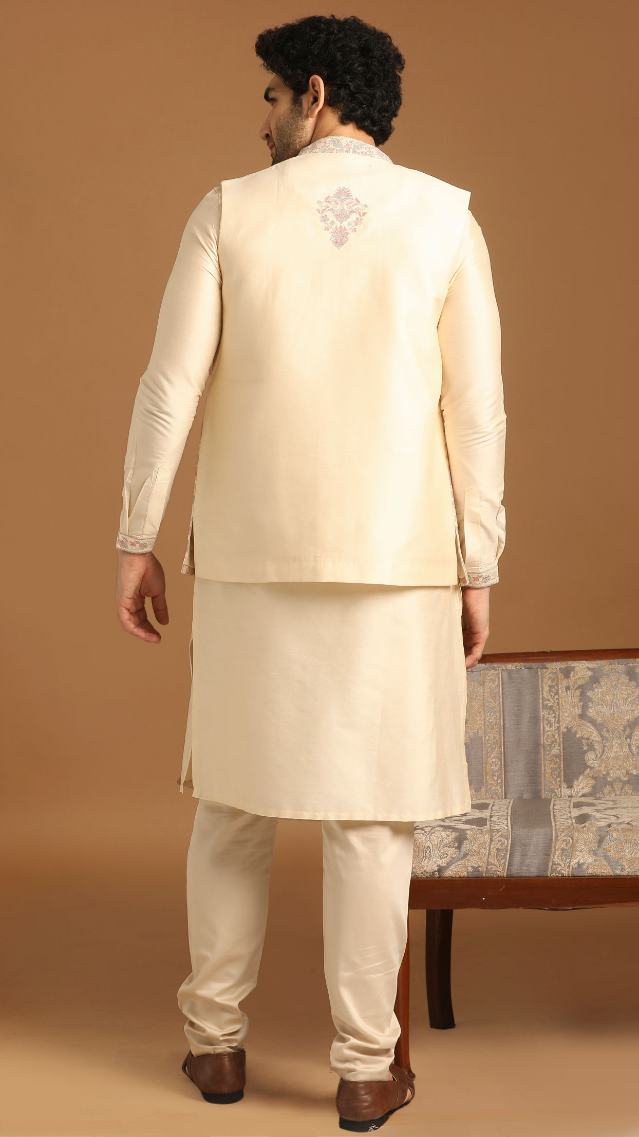 alt message - Manyavar Men Cream Floral Print Festive Kurta Jacket Set image number 2