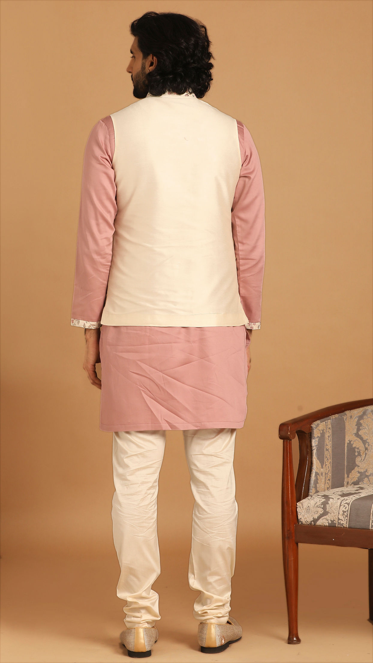 alt message - Manyavar Men Self Design Cream Kurta Jacket Set image number 2