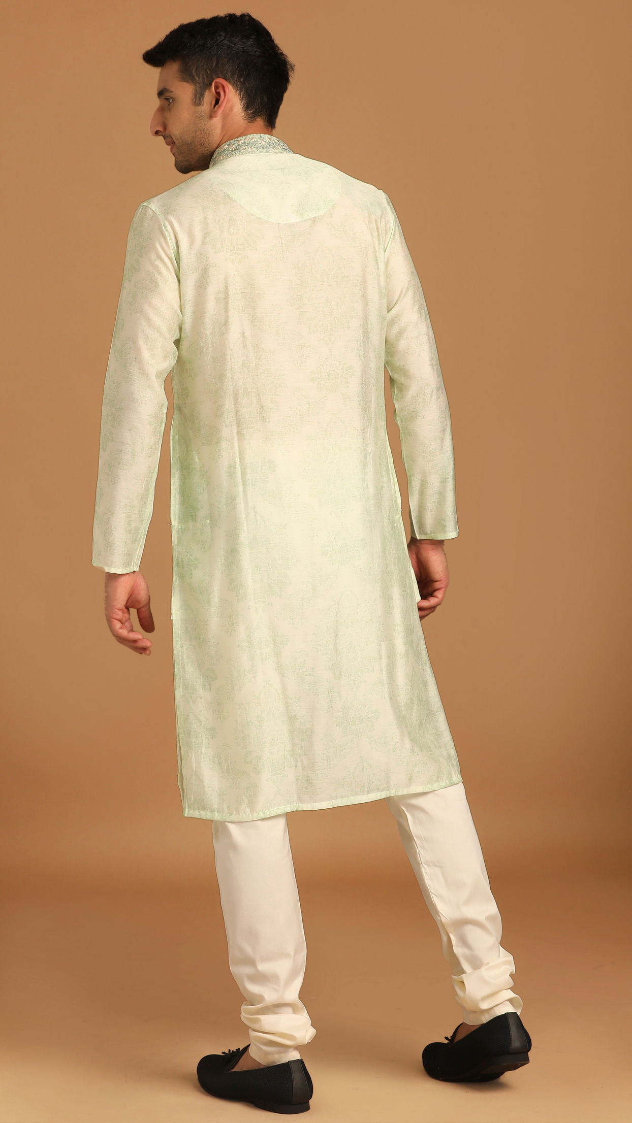 alt message - Manyavar Men Faded Green Printed Kurta Set image number 2