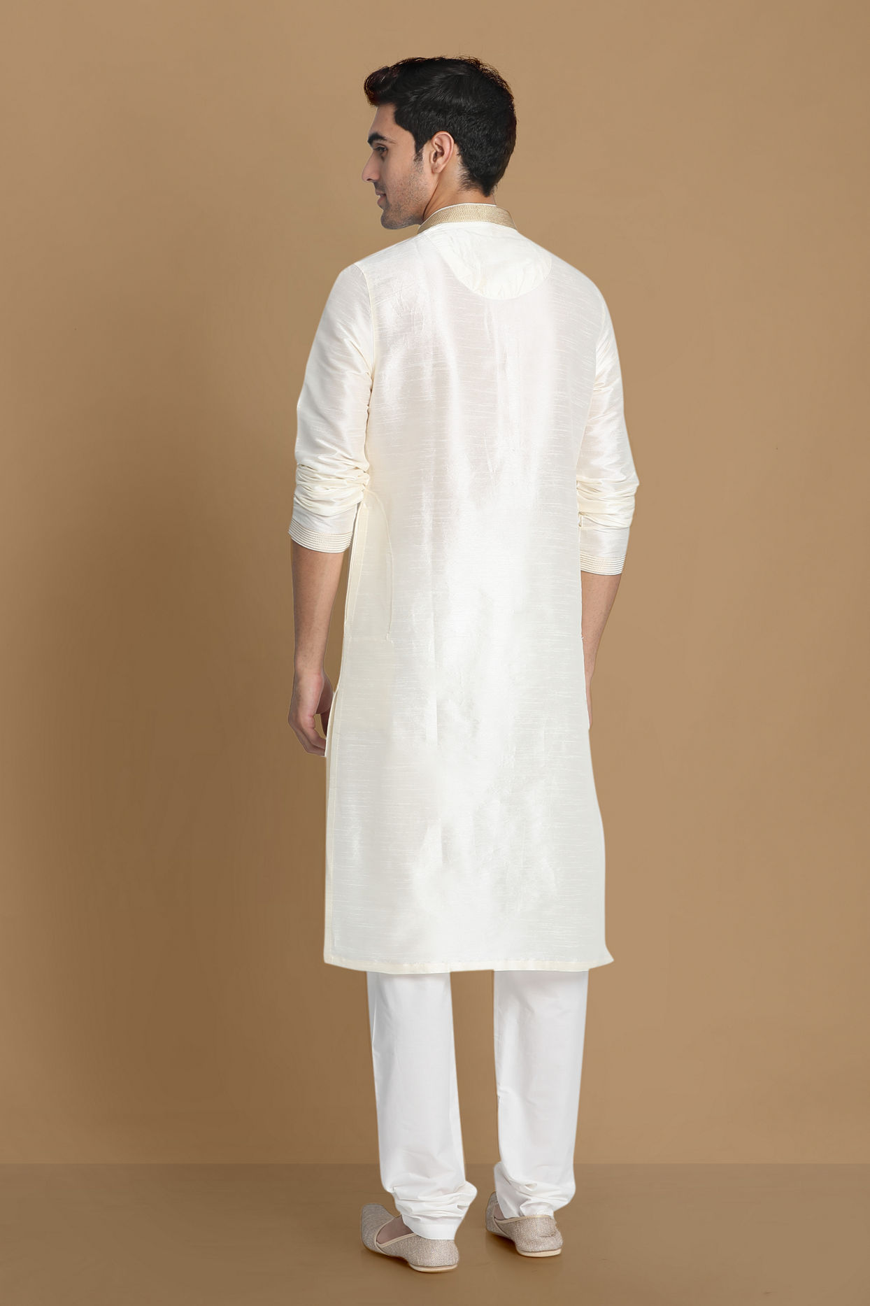 alt message - Manyavar Men Off White Plain Kurta Set image number 2