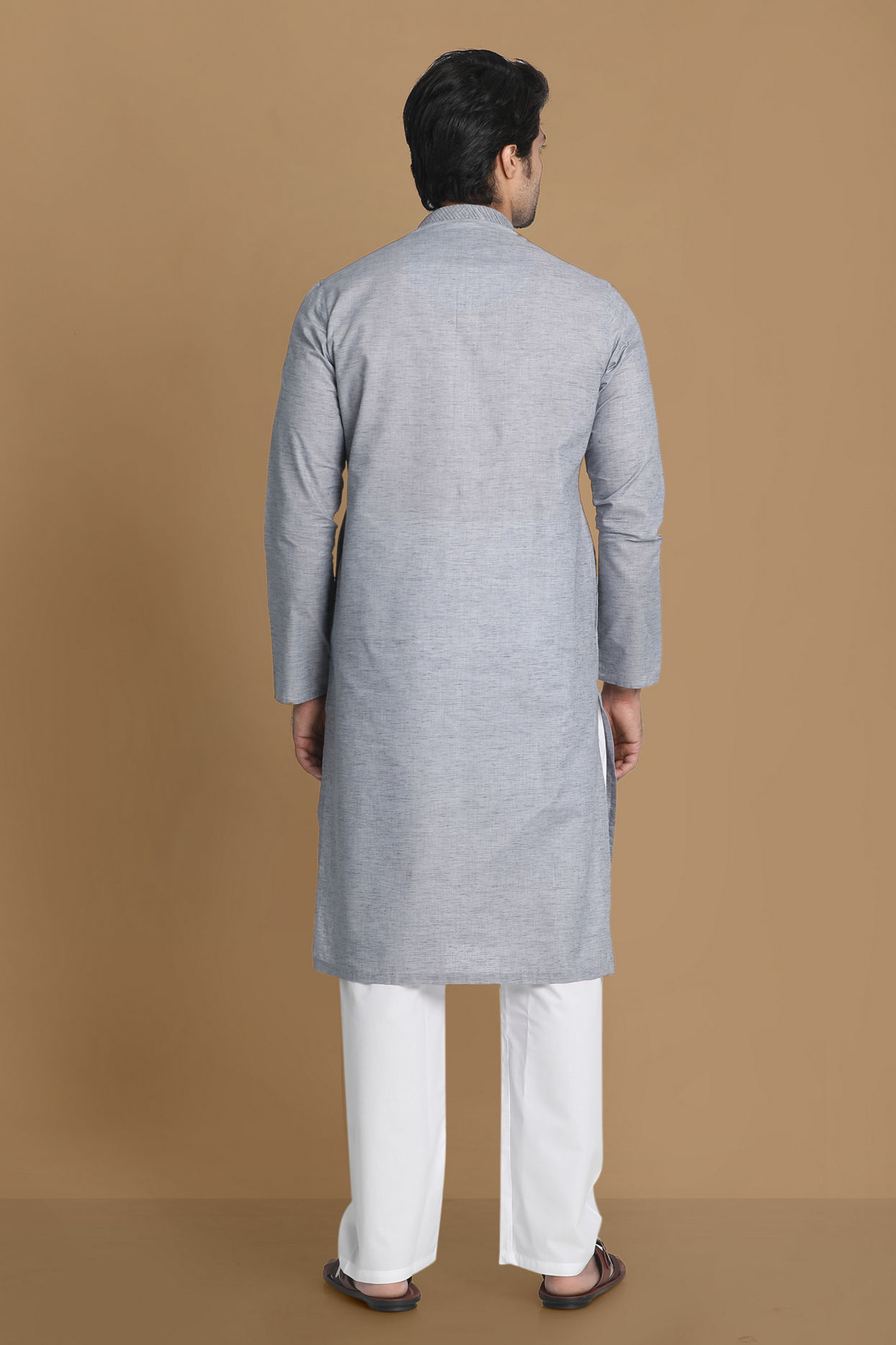 alt message - Manyavar Men Shale Grey Solid Kurta Set image number 2