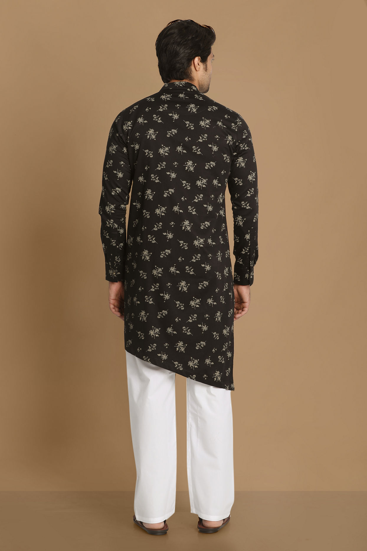 alt message - Manyavar Men Black Side Open Floral Print Kurta image number 2